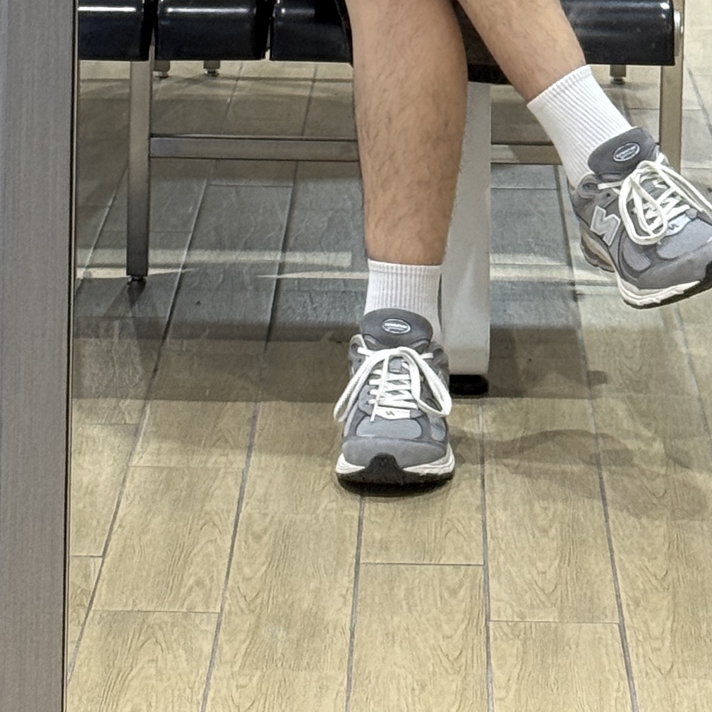 New Balance 2002R Premium Vintage Grey 착용 스타일