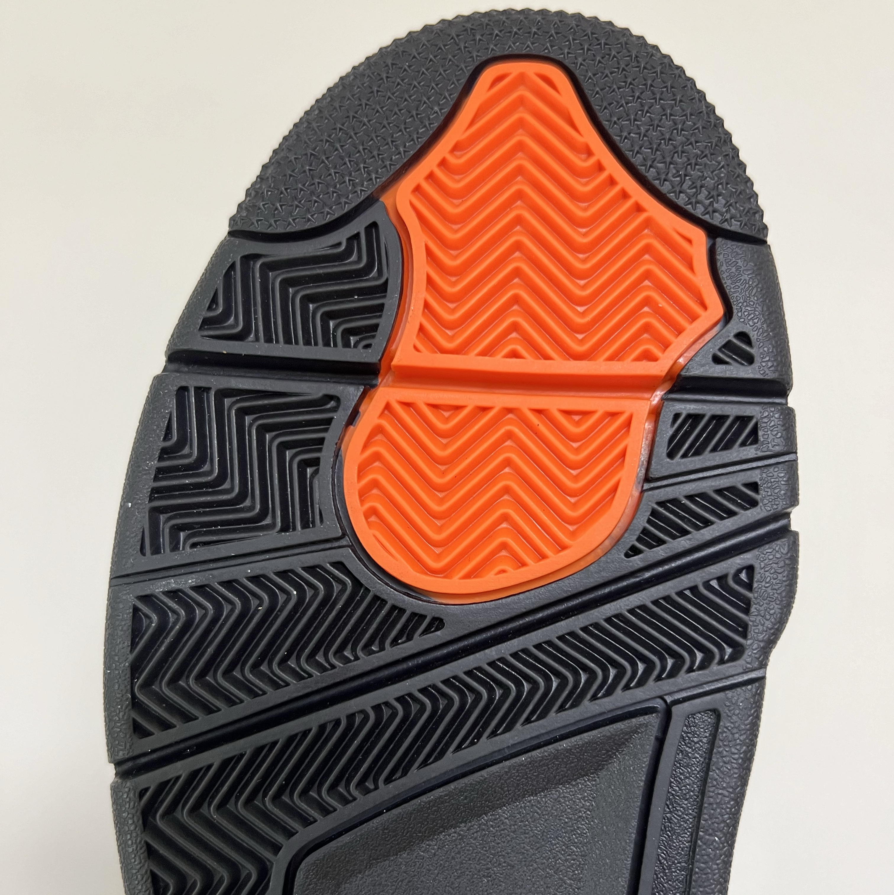 Jordan 4 x Undefeated Retro OG SP Deep Green and Clementine 착용 스타일 - 5