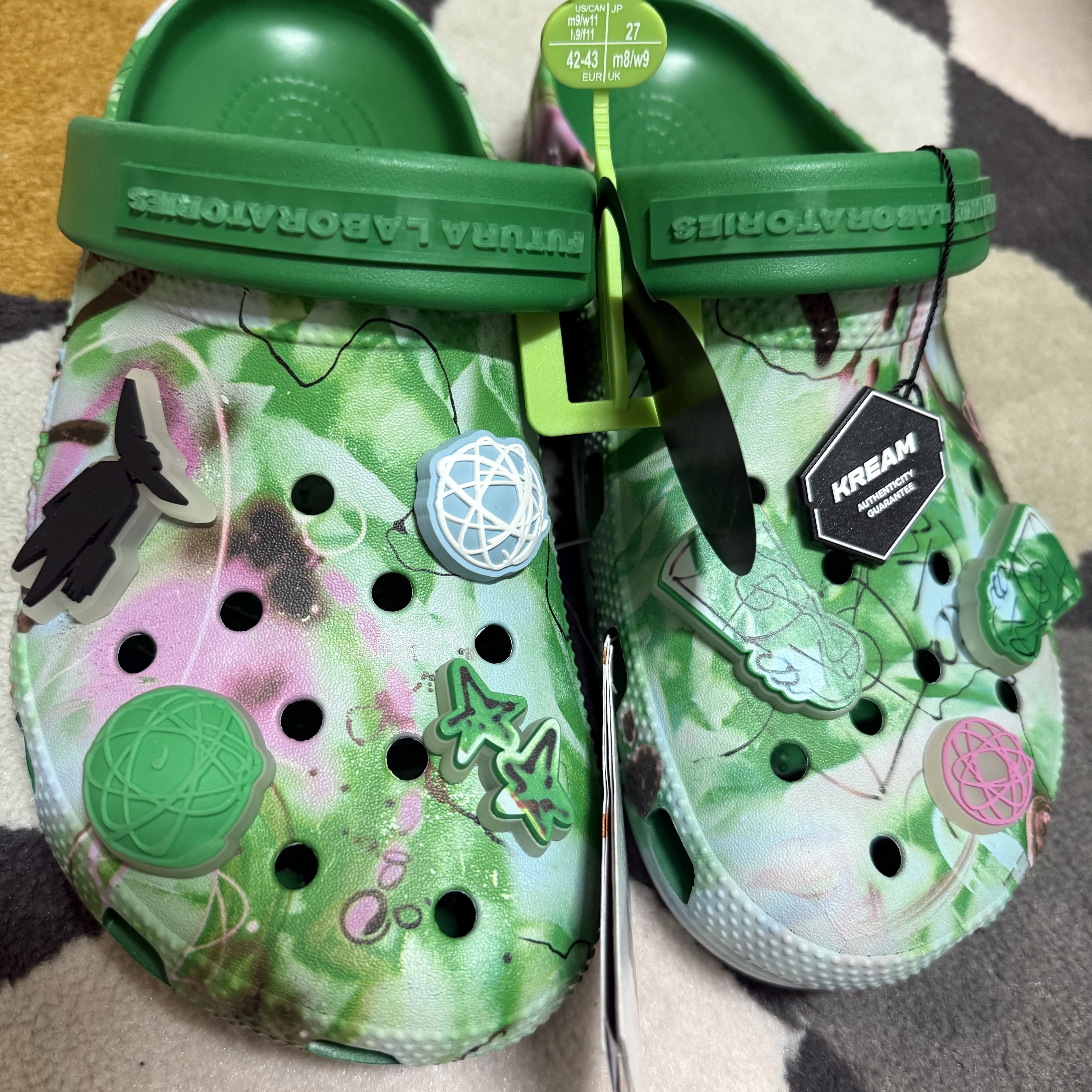 Crocs x Futura Laboratories Classic Clog Green Ivy 착용 스타일