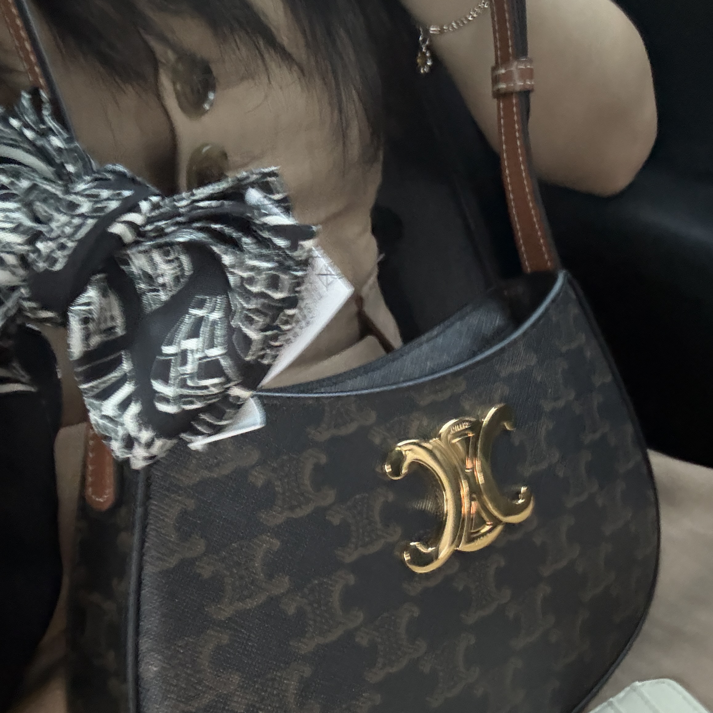 Celine Medium Tilly Bag in Triomphe Canvas Calfskin Tan 착용 스타일