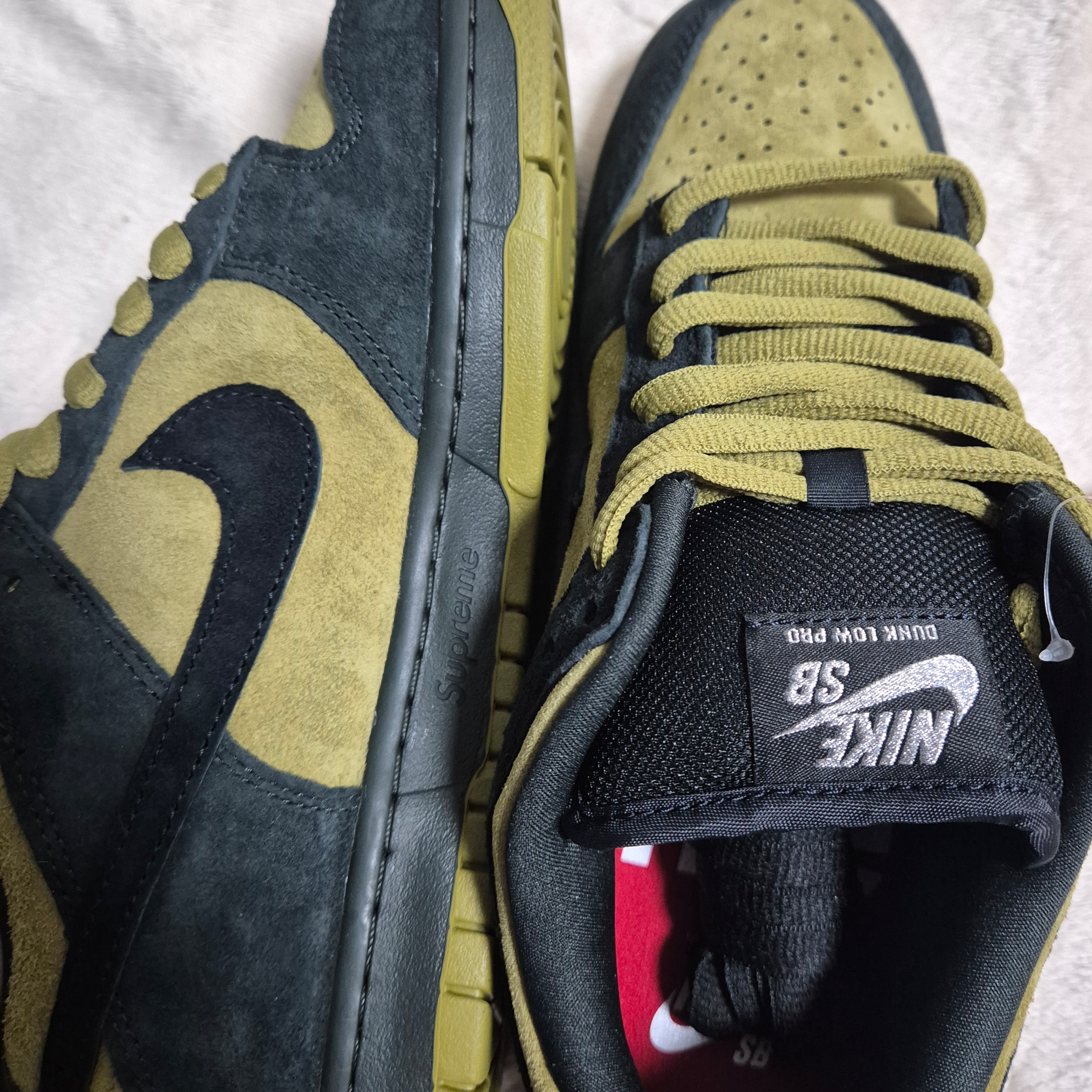 Nike x Supreme SB Dunk Low Camper Green 착용 스타일 - 3