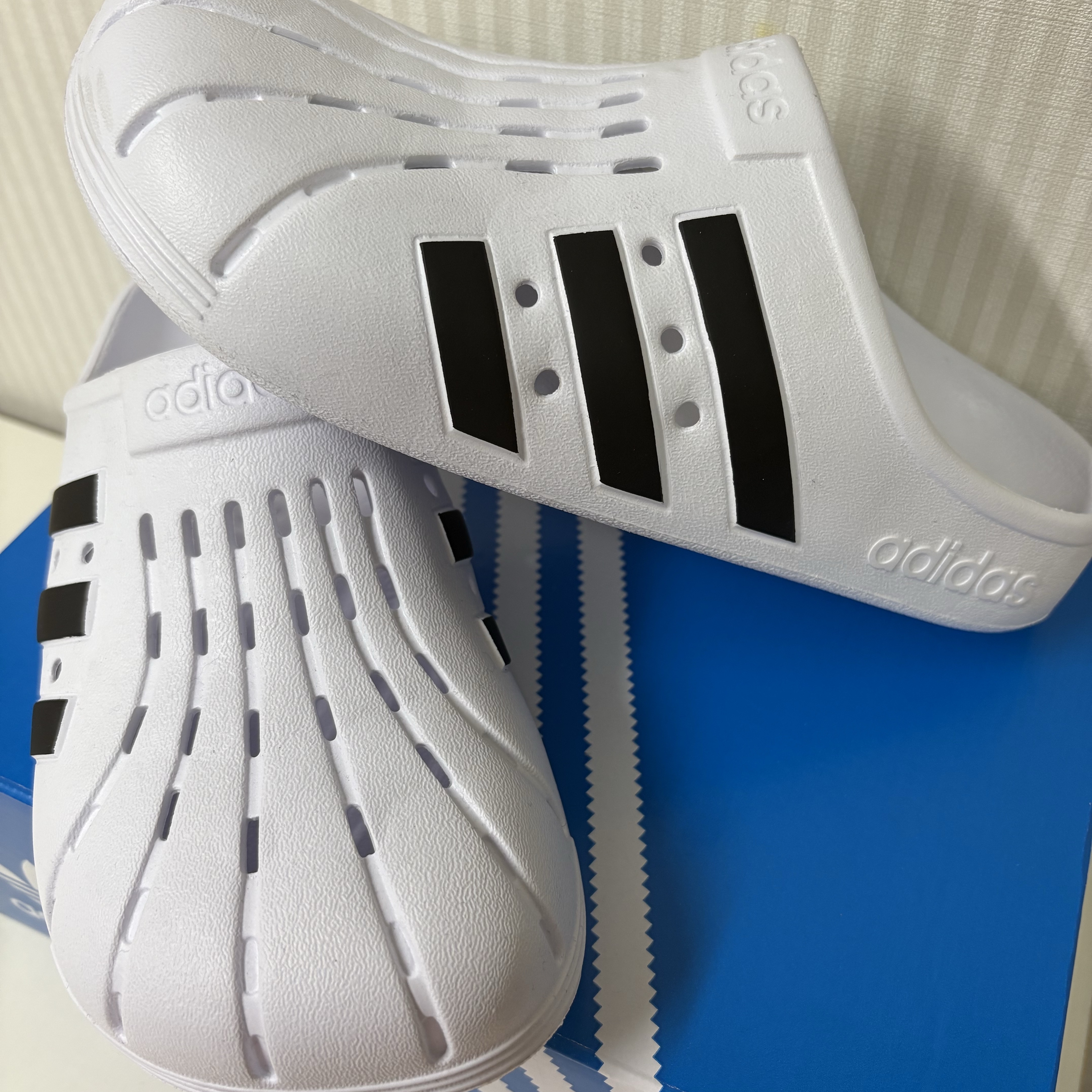 Adidas Adilette Clog White Black 착용 스타일