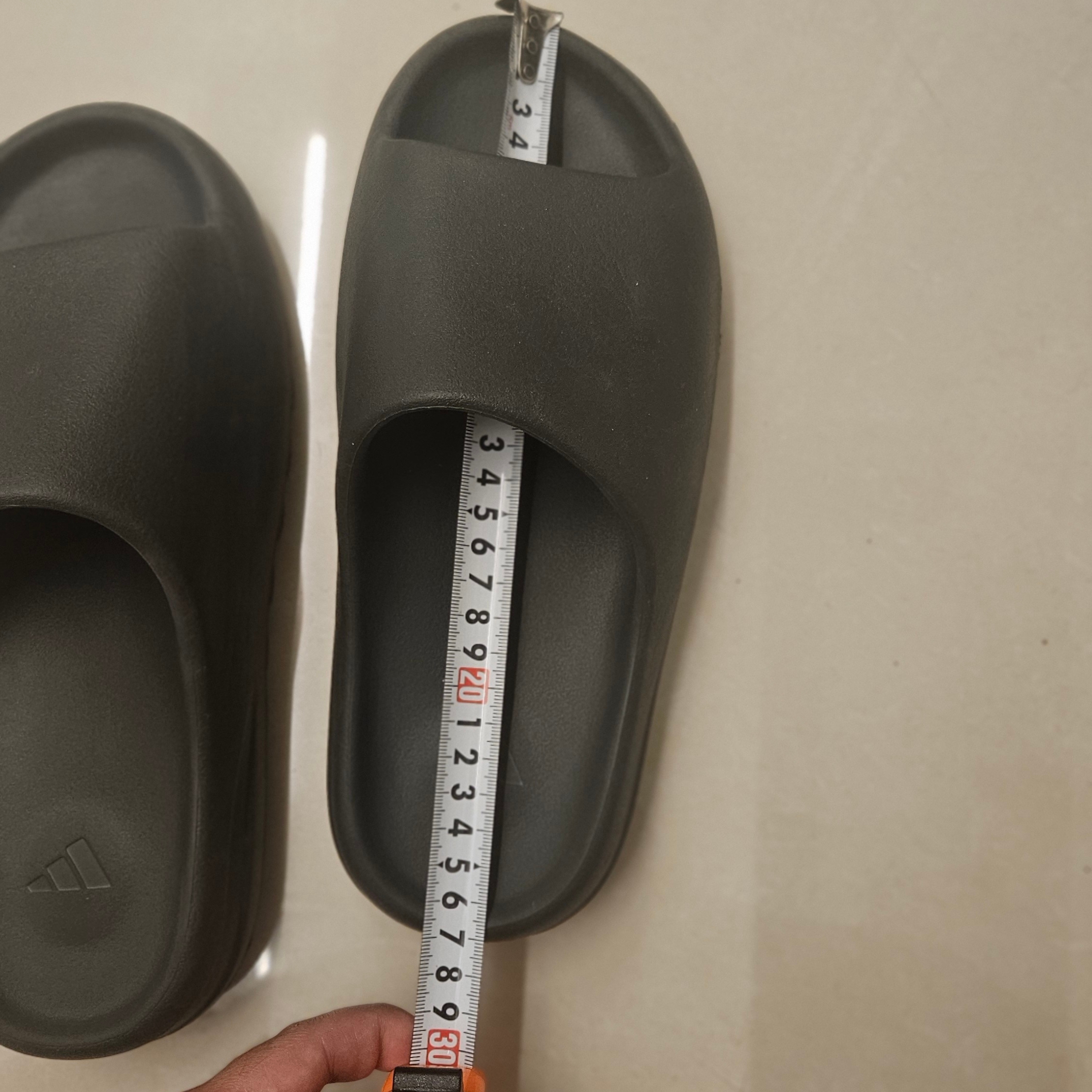 Adidas Yeezy Slide Dark Onyx 2024 착용 스타일 - 2