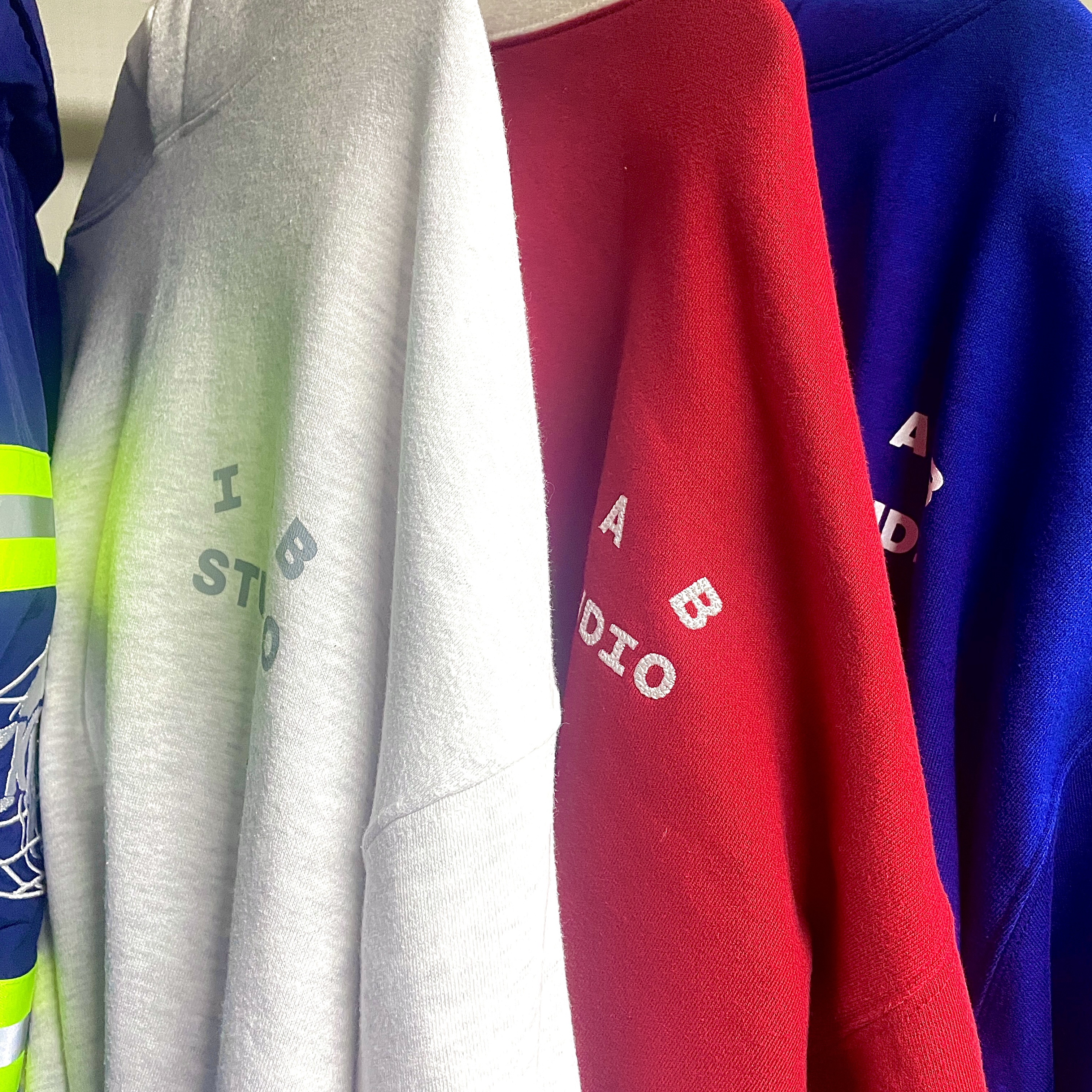 IAB Studio 24 Christmas Hoodie Burgundy Oatmeal, IAB Studio Hoodie Light Gray 착용 스타일