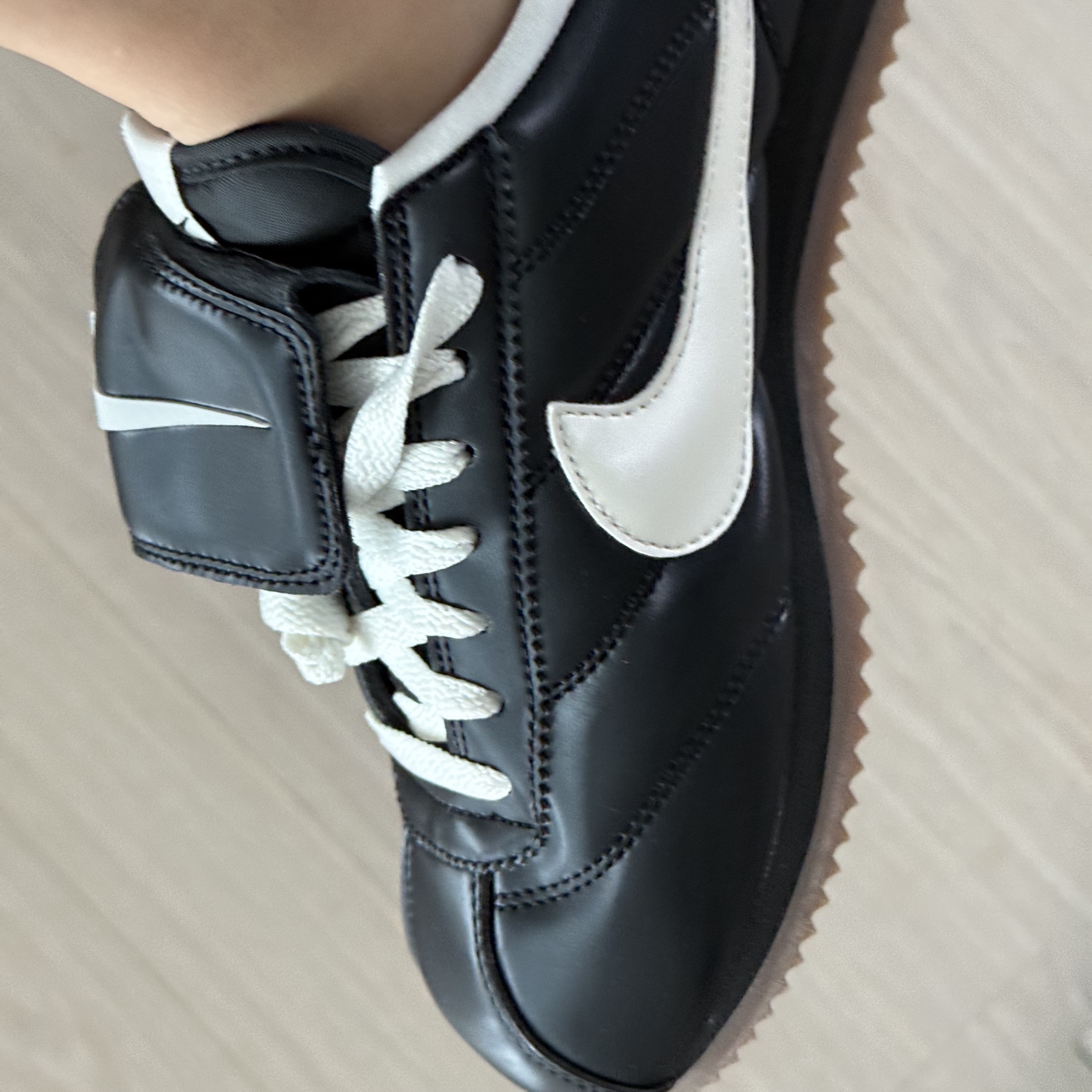 Nike Cortez SE Black Gum Brown 착용 스타일 - 2