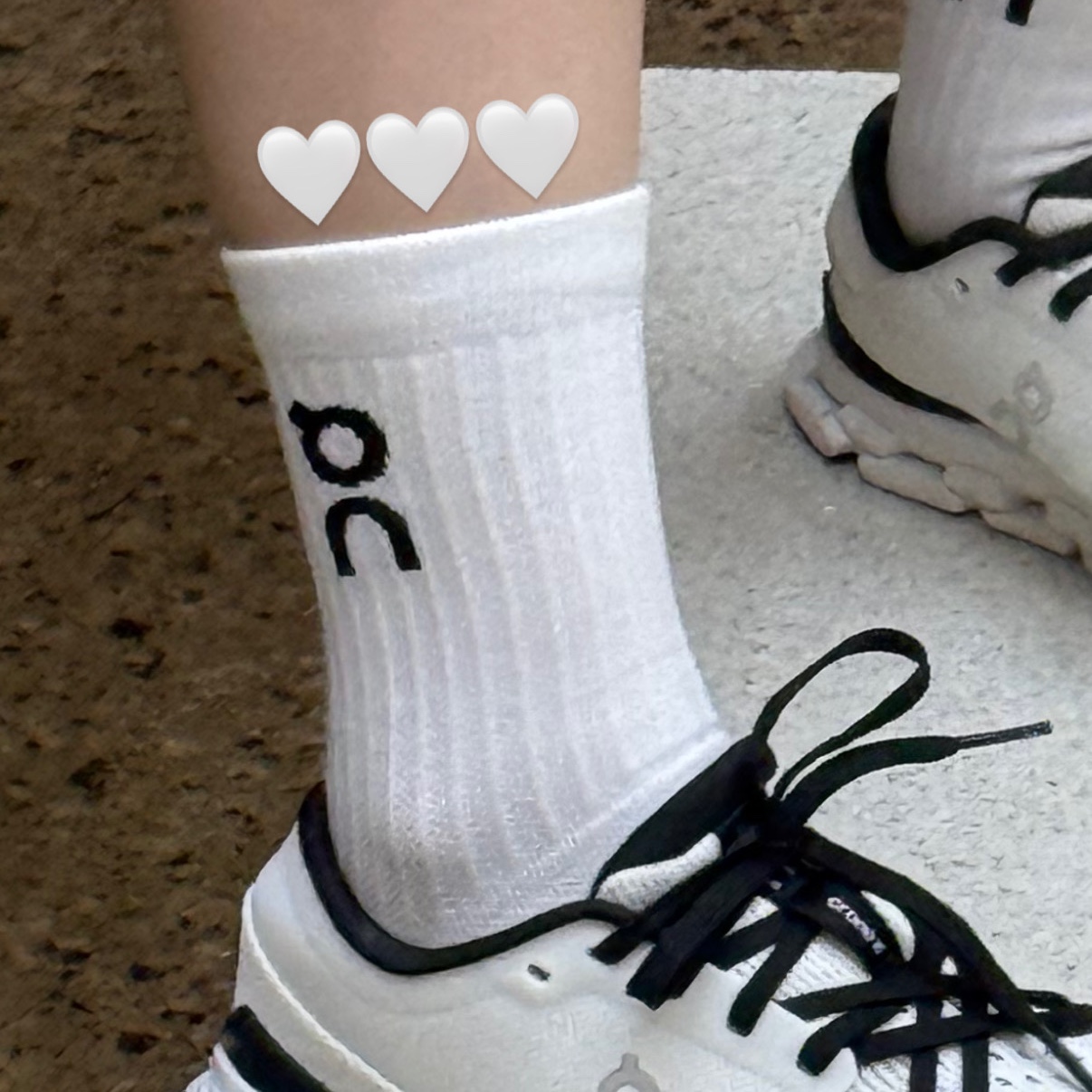 On Running Logo High Socks White (3 Pack) 착용 스타일