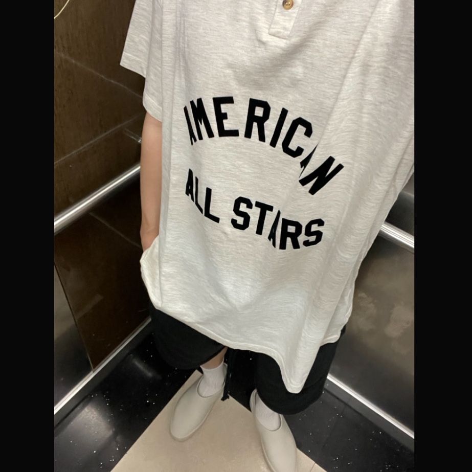 Fear of God All Star Henley T-Shirt Cream Heather, Essentials The Core Collection Sweatshorts Stretch Limo 착용 스타일