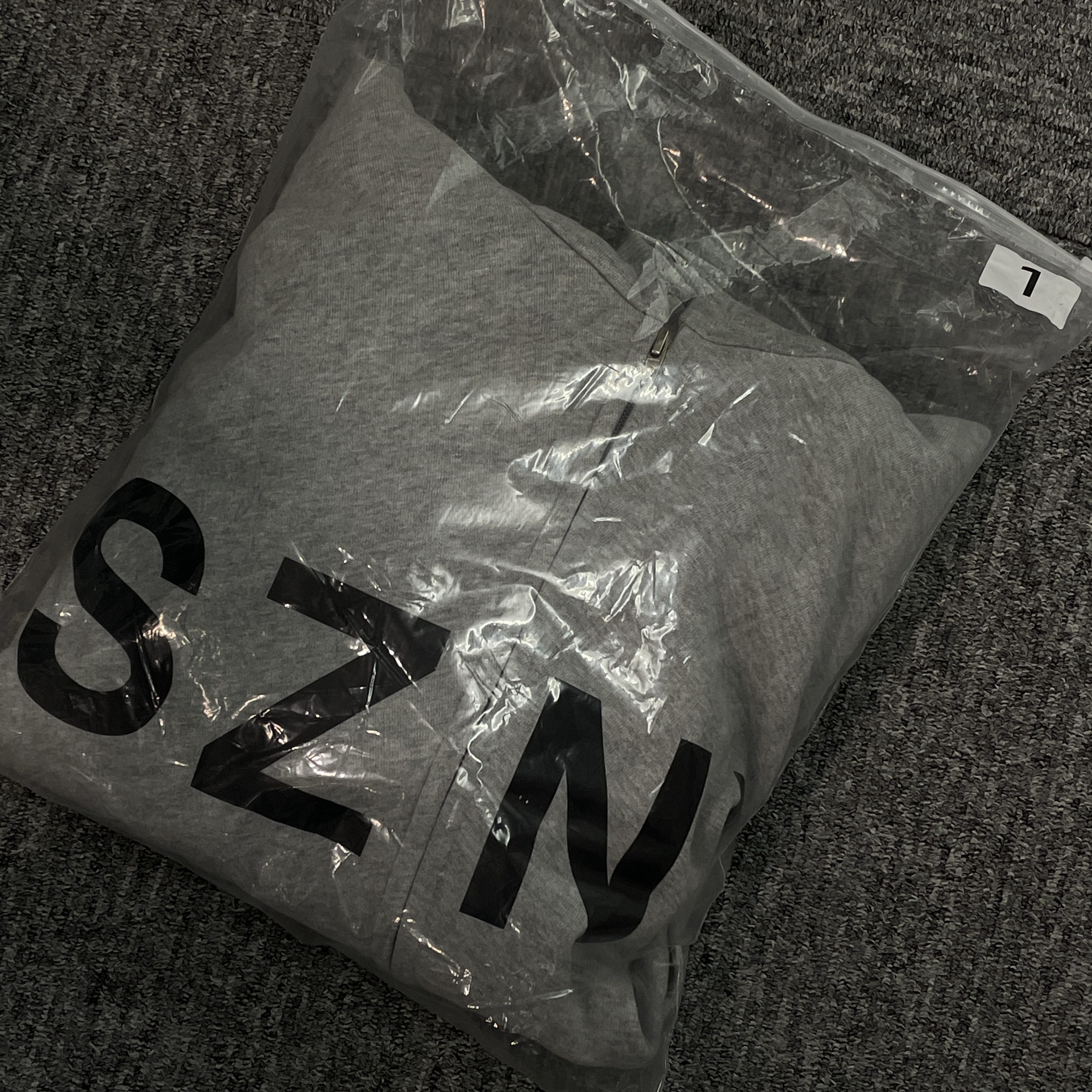 Yeezy HD-10 Grey - Korea Limited 착용 스타일