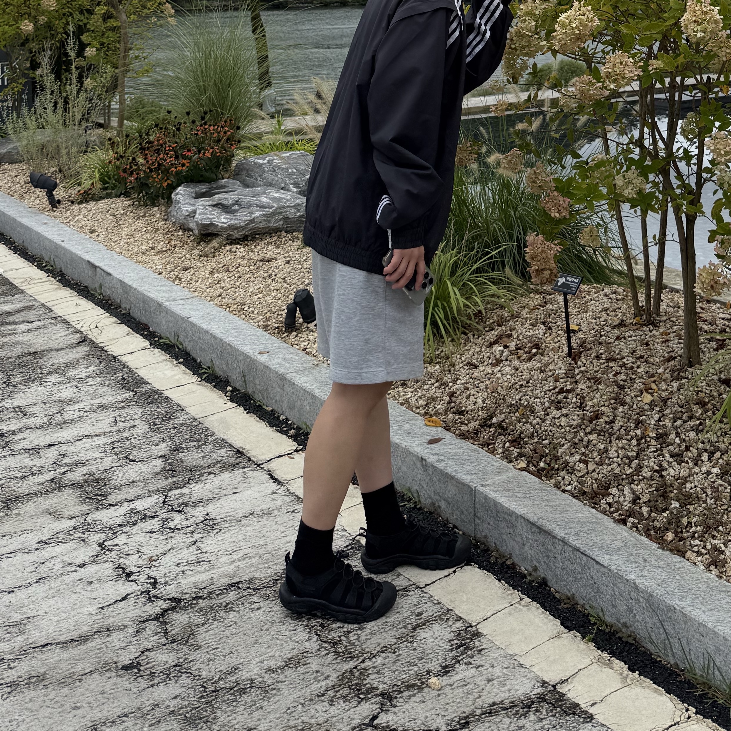 (W) Keen Newport H2 Triple Black 착용 스타일