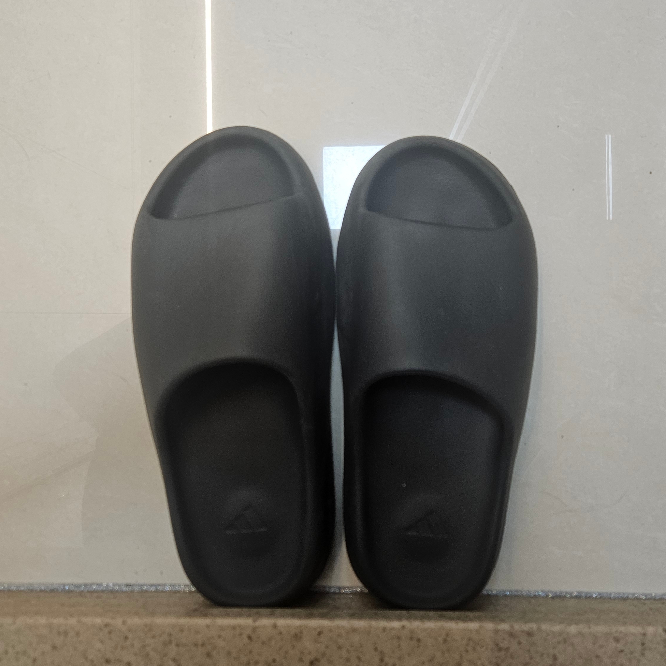 Adidas Yeezy Slide Dark Onyx 2024 착용 스타일 - 4