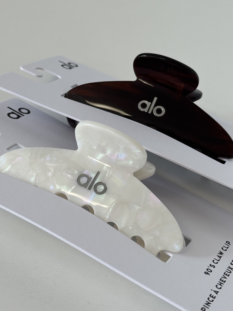 (W) Alo Yoga 90's Claw Clip White Pearl, (W) Alo Yoga 90's Claw Clip Brown Tortoise 착용 스타일 - 1