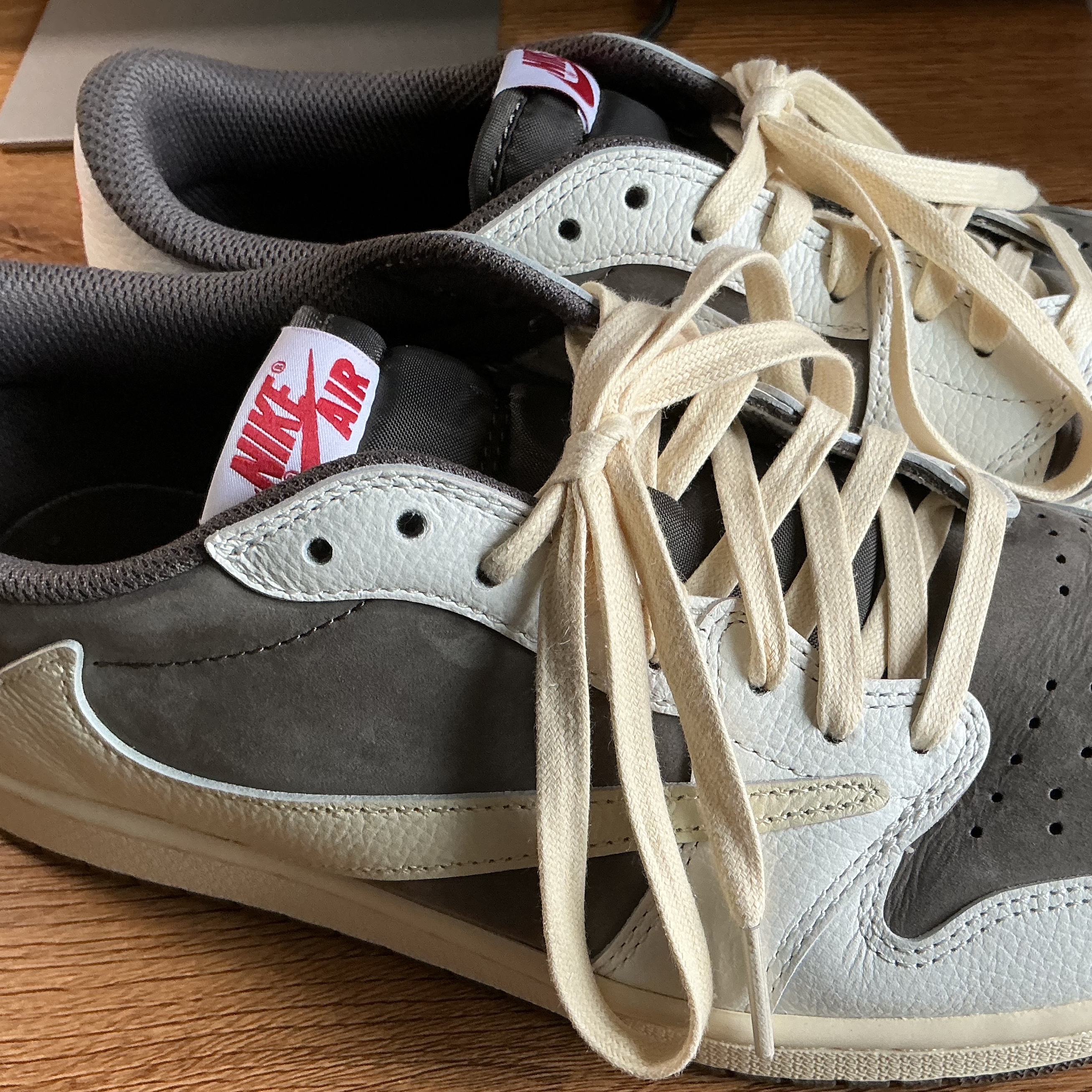 Jordan 1 x Travis Scott Retro Low OG SP Sail and Ridgerock 착용 스타일