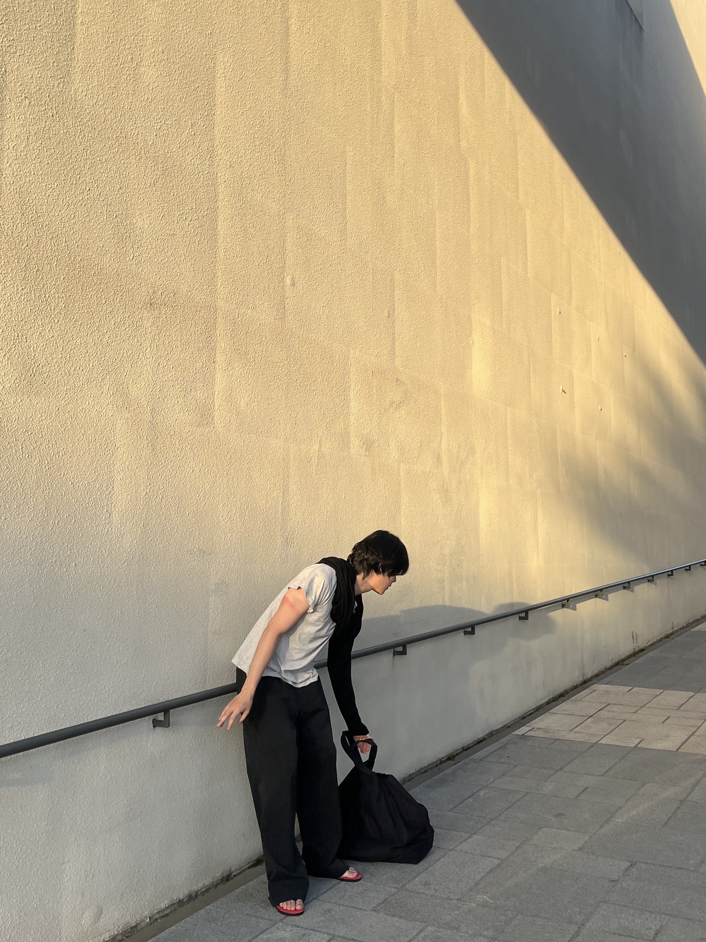 The Row Dune Classic Sandal in Rubber Scarlet, Polyteru Human Index Human Jumbo 1/2 T-Shirt Gray 착용 스타일 - 3