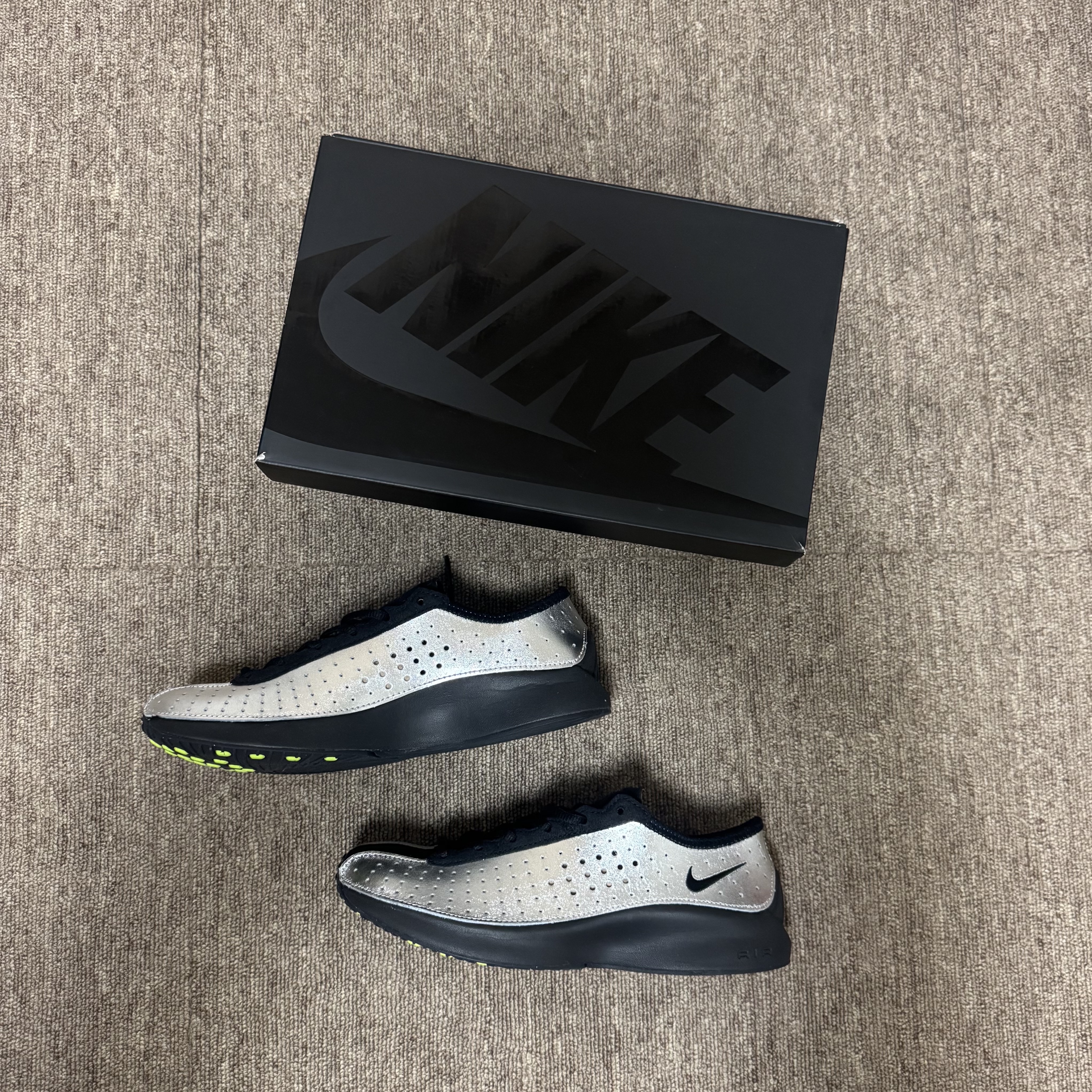 (W) Nike Air Superfly Metallic Silver and Black 착용 스타일 - 2