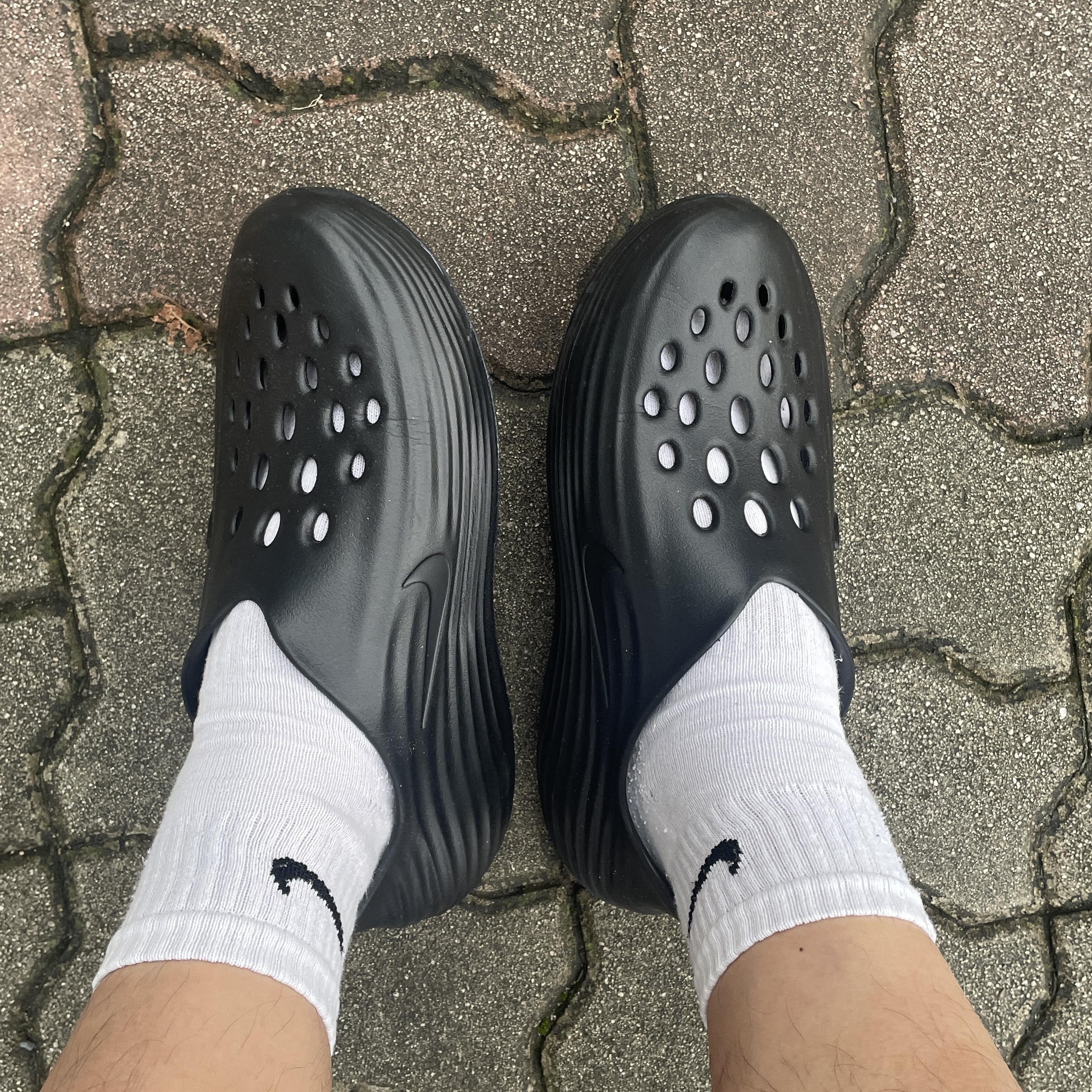 Nike ReactX Rejuven8 Triple Black 착용 스타일