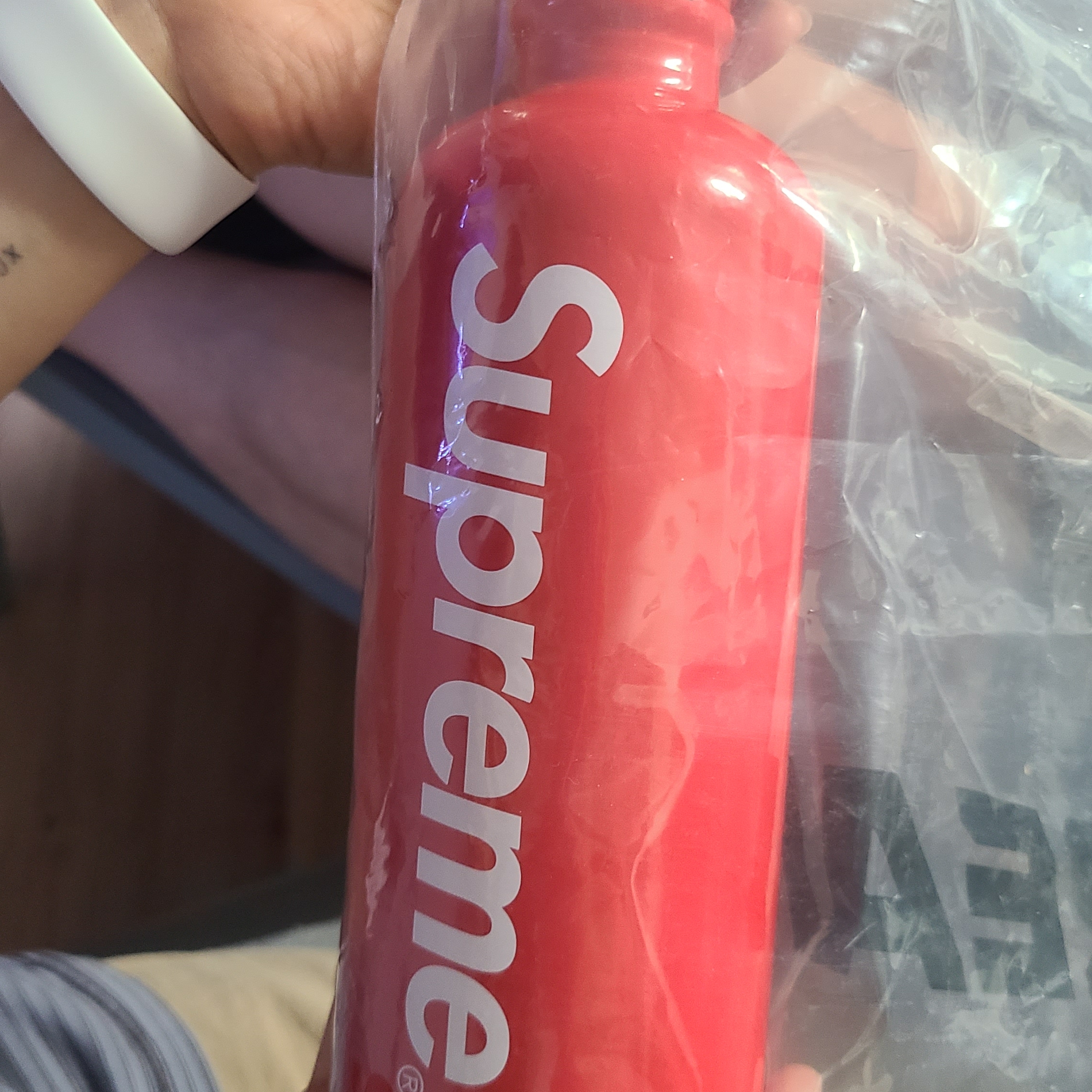 Supreme x Sigg Traveller 0.6L Water Bottle Red - 23SS 착용 스타일