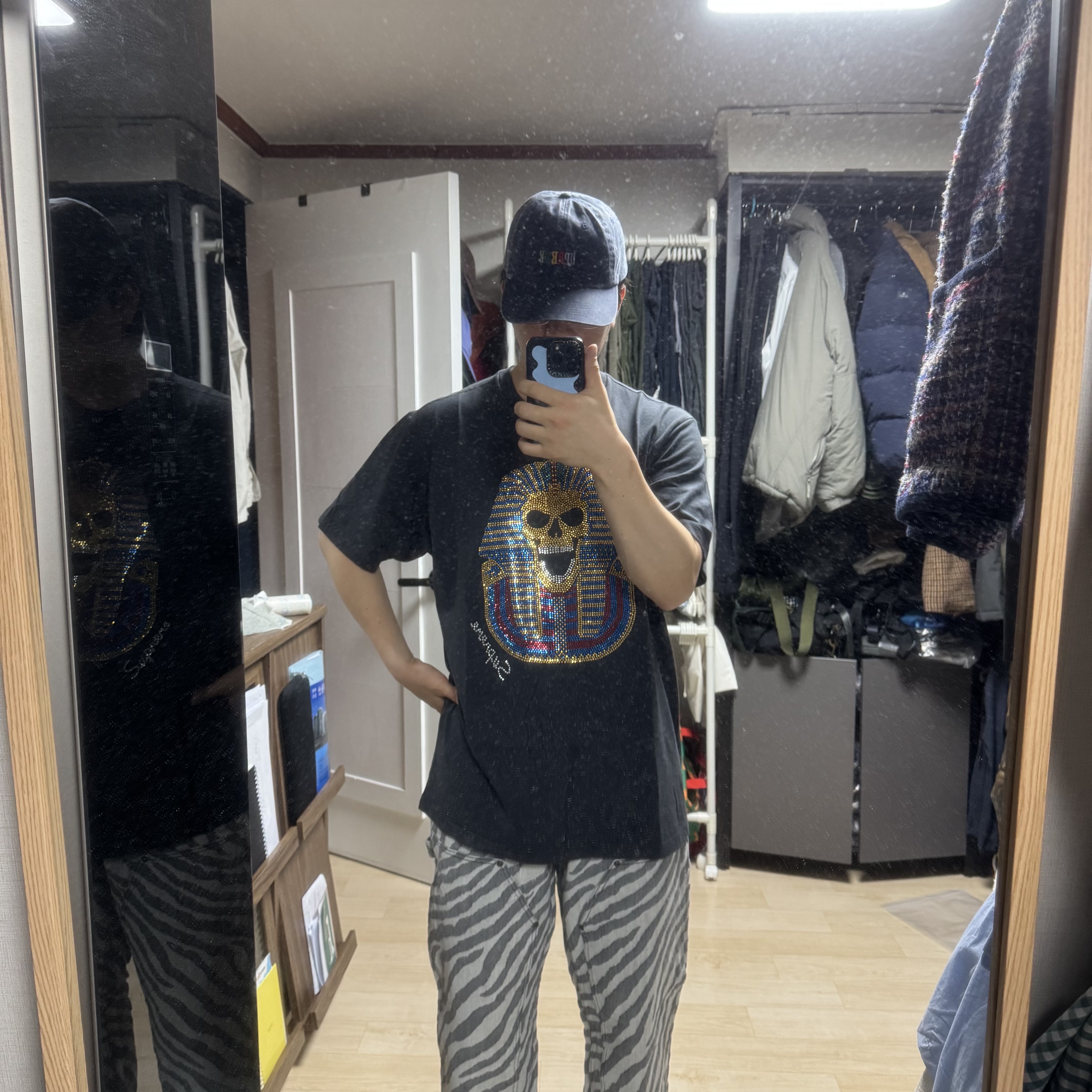 Supreme Double Knee Painter Pant Zebra - 24SS, Supreme King Tut S/S Top Black - 25FW 착용 스타일 - 2