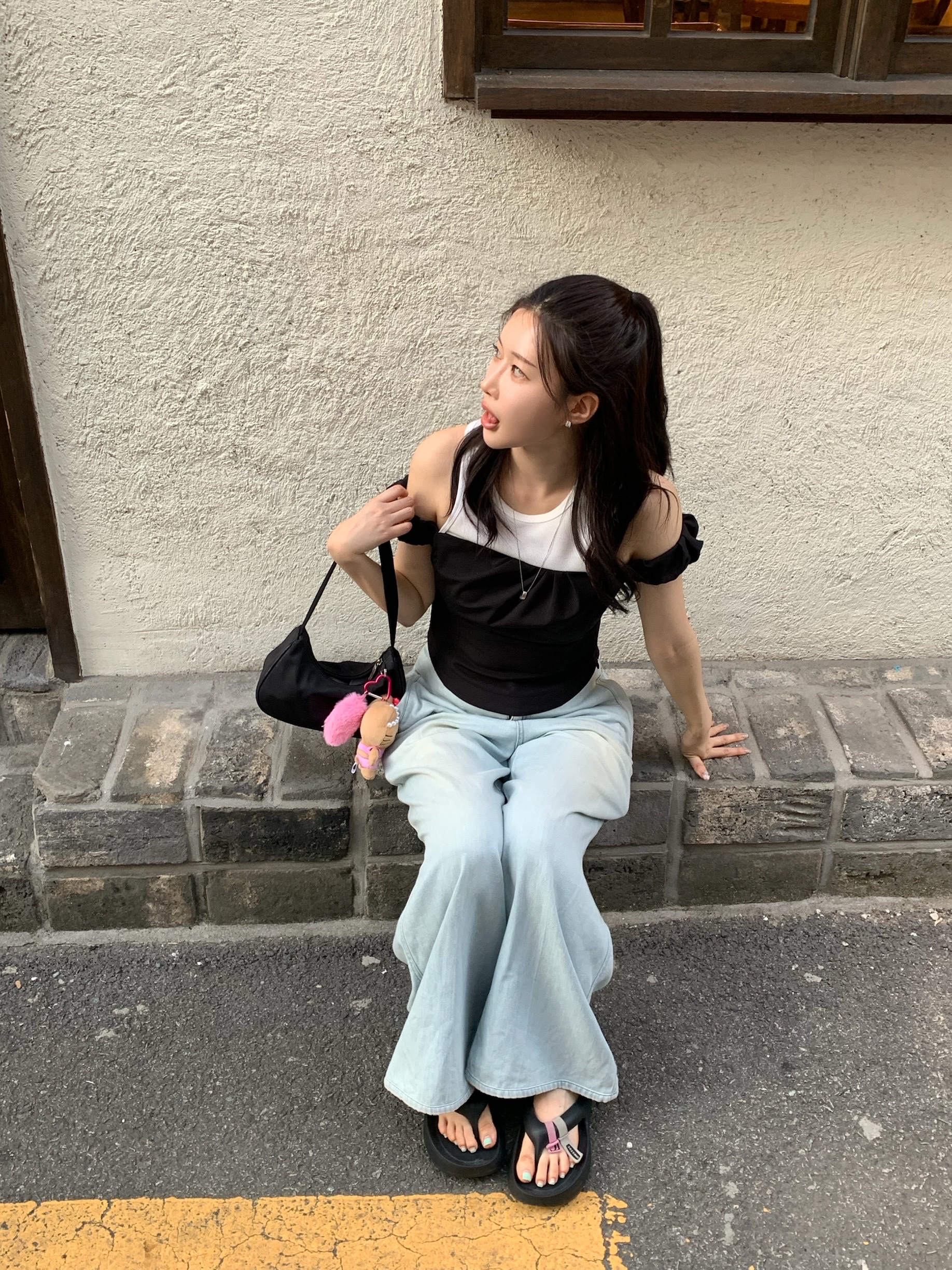 Taw&Toe x Low Classic Platform Flip Flop Black, Sanrio Hello Kitty Gogo Gal Collection Mascot Keychain with Tail Tan 착용 스타일