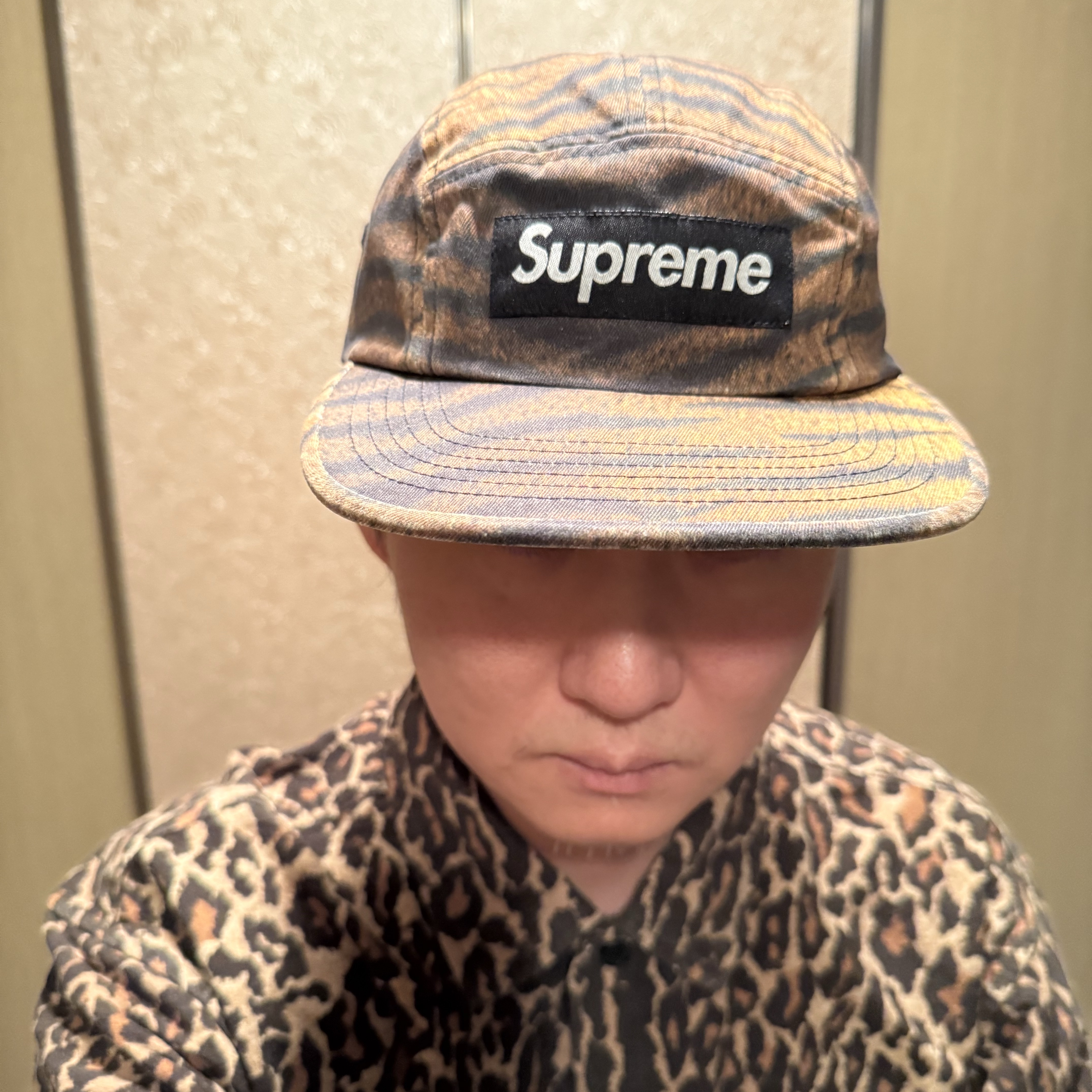 Supreme Washed Chino Twill Camp Cap Tiger - 25FW, Supreme Flannel Pajama Shirt Leopard - 25FW 착용 스타일 - 5