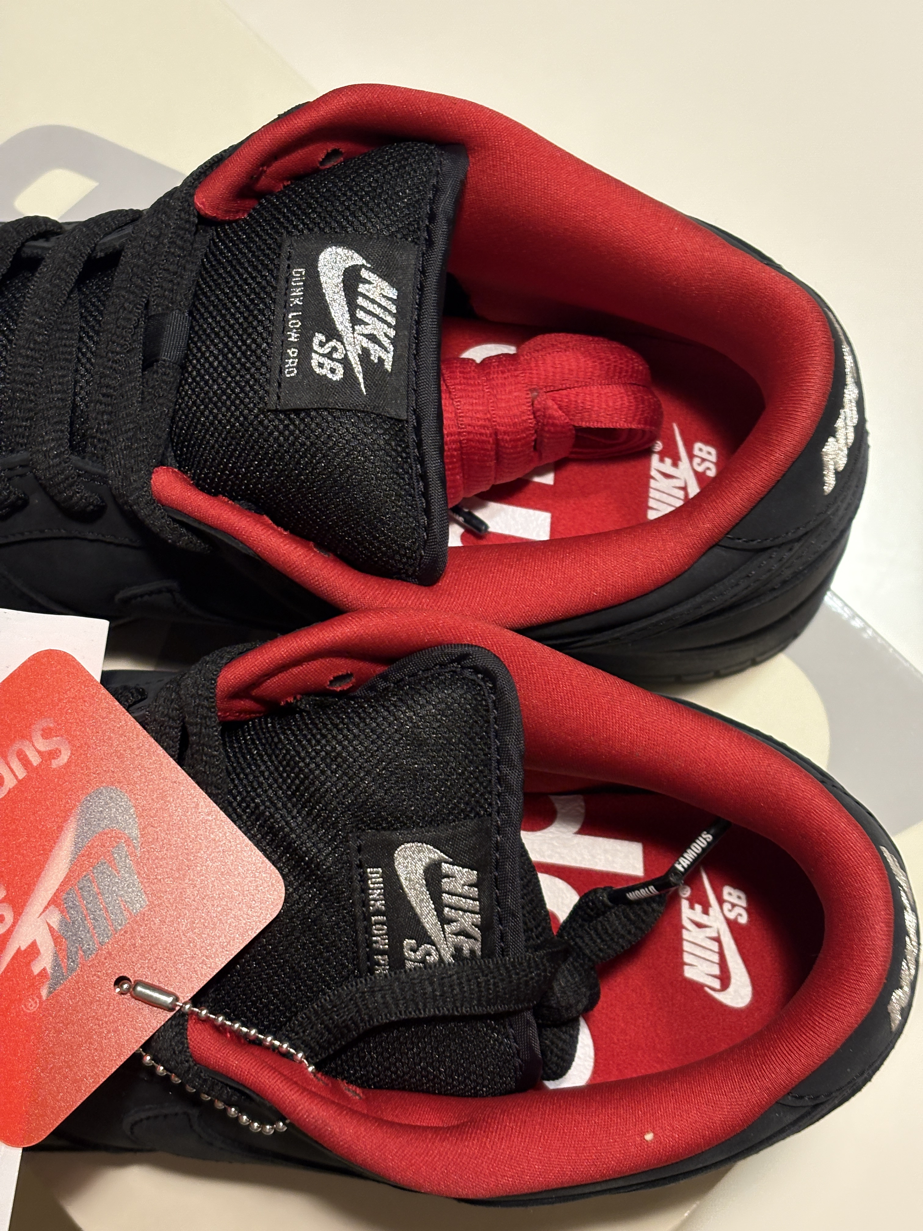 Nike x Supreme SB Dunk Low Black 착용 스타일 - 1