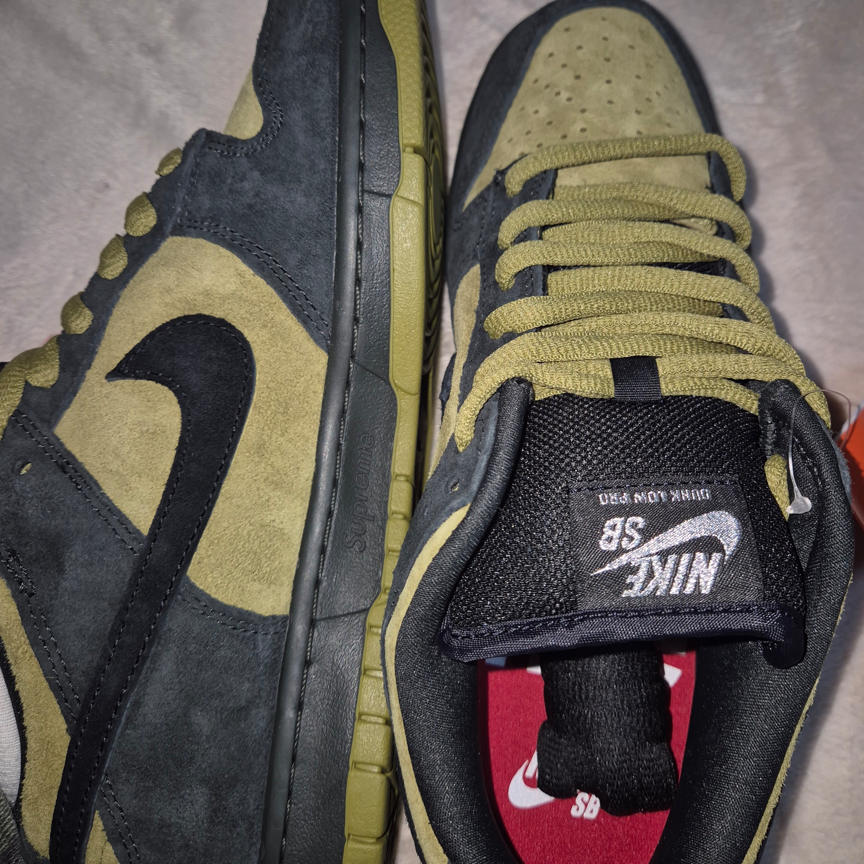 Nike x Supreme SB Dunk Low Camper Green 착용 스타일 - 2