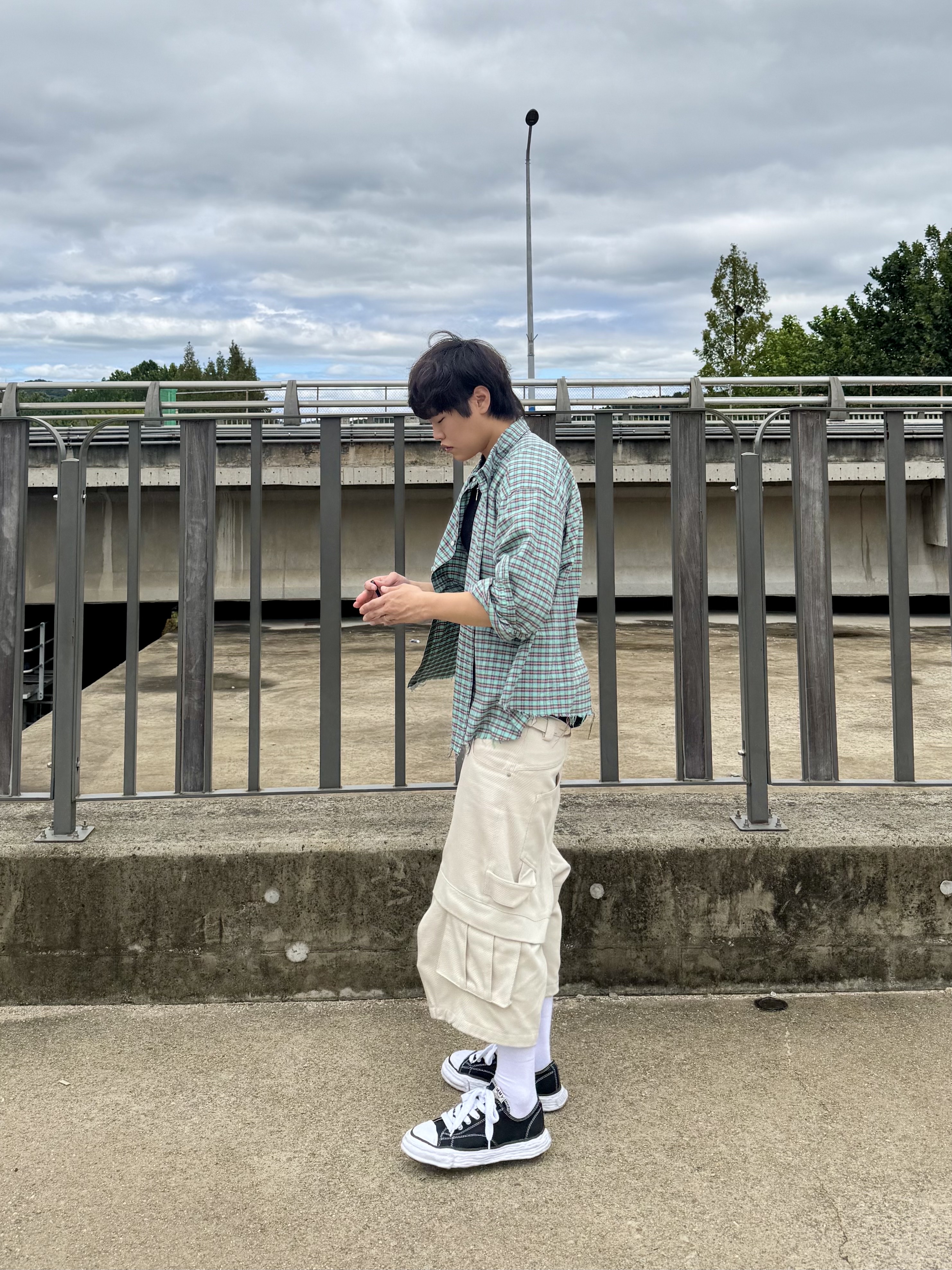 Maison Mihara Yasuhiro Peterson23 OG Sole Canvas Low-top Sneakers Black, Kamien Titan Bermuda Pants Beige 착용 스타일 - 1