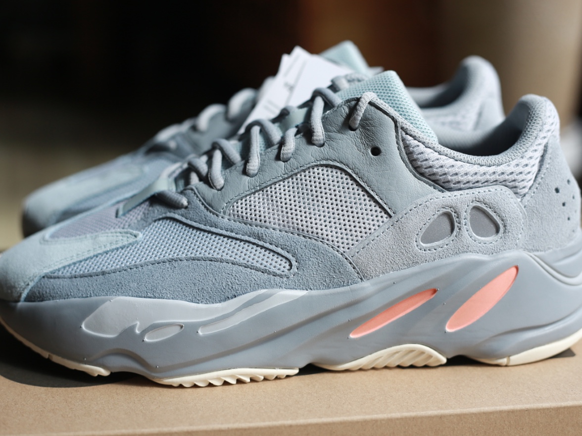 Adidas Yeezy Boost 700 Inertia 착용 스타일