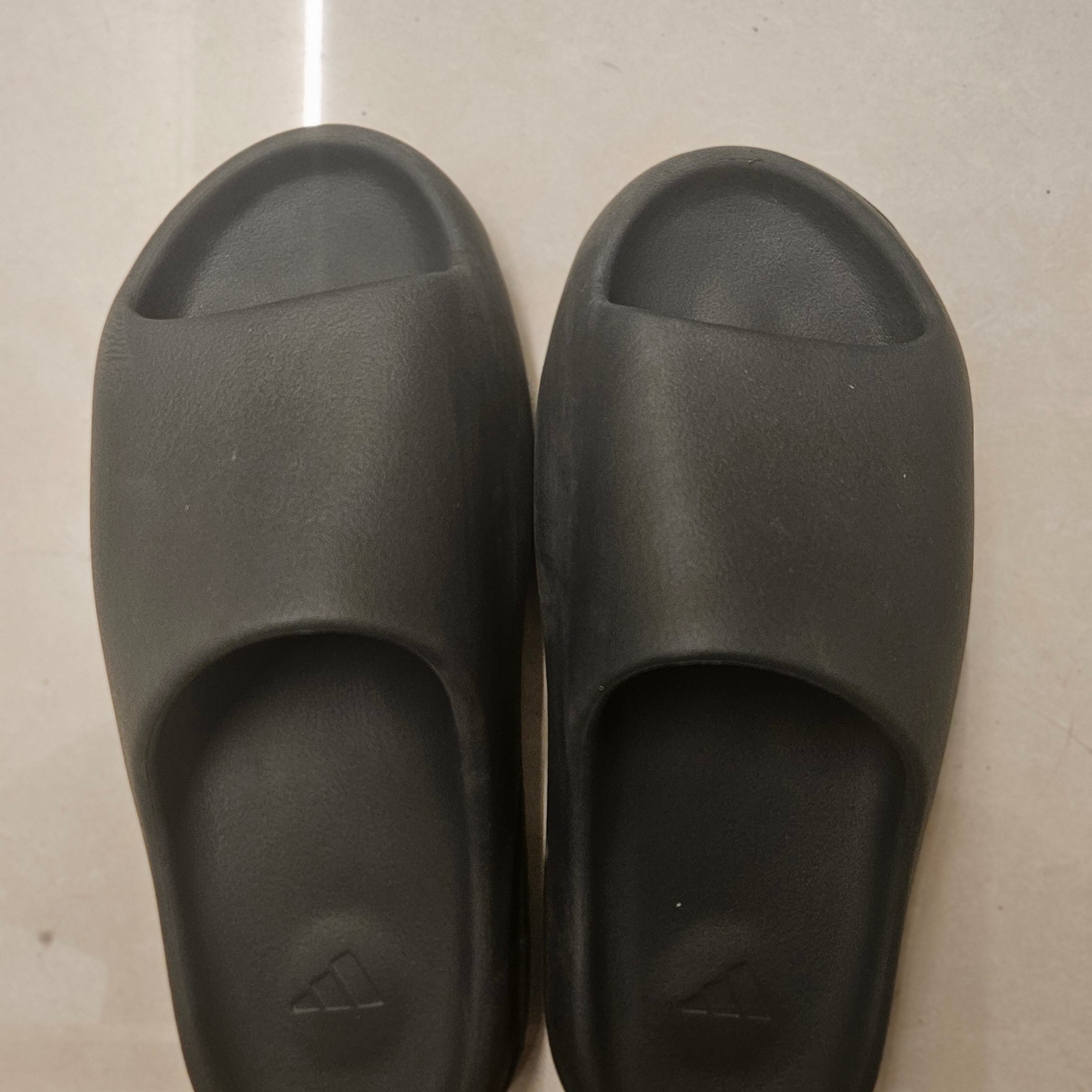 Adidas Yeezy Slide Dark Onyx 2024 착용 스타일 - 3
