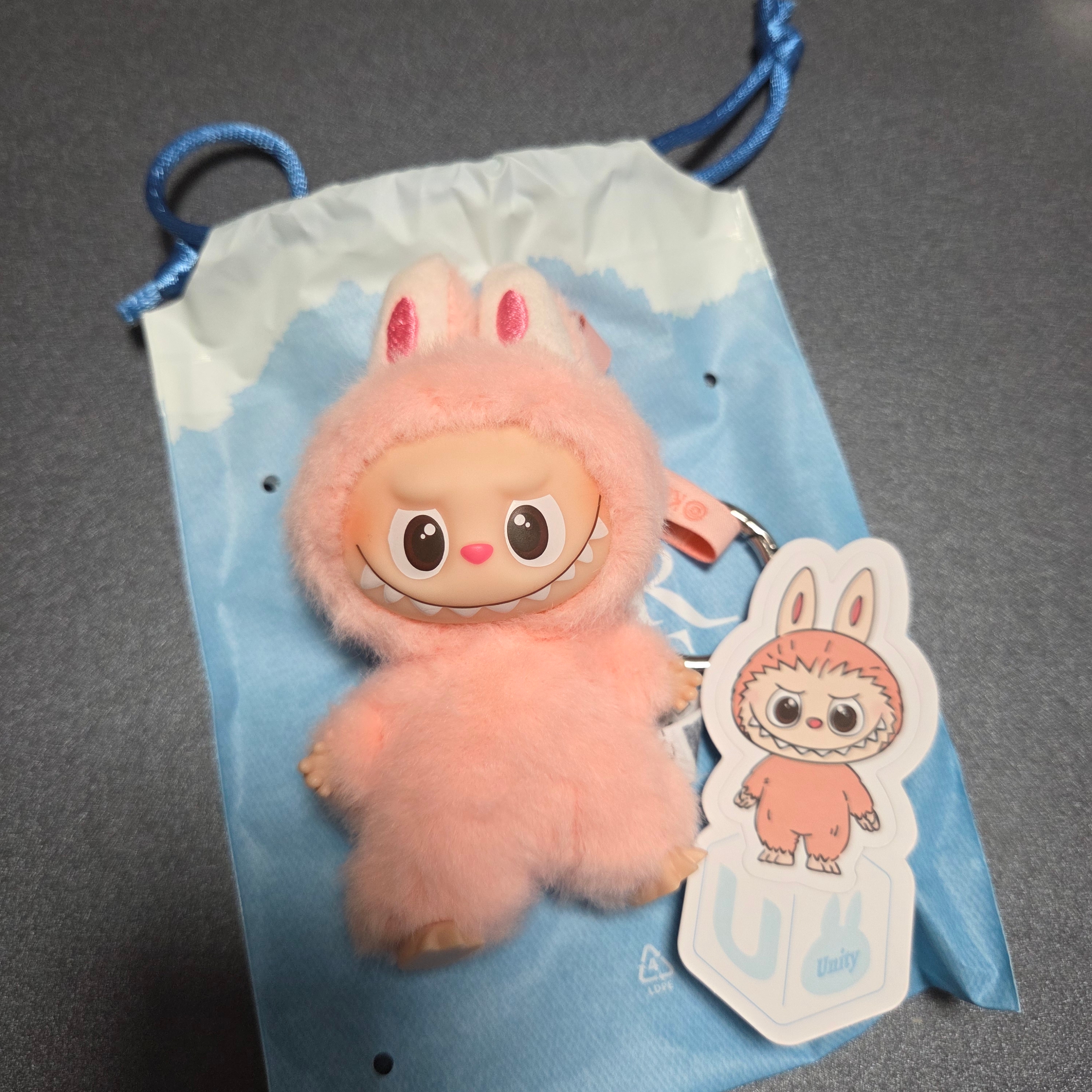 Pop Mart Labubu The Monsters Pin For Love Series Vinyl Plush Pendant Sealed Case (N-Z) (1 Blind Box) 착용 스타일