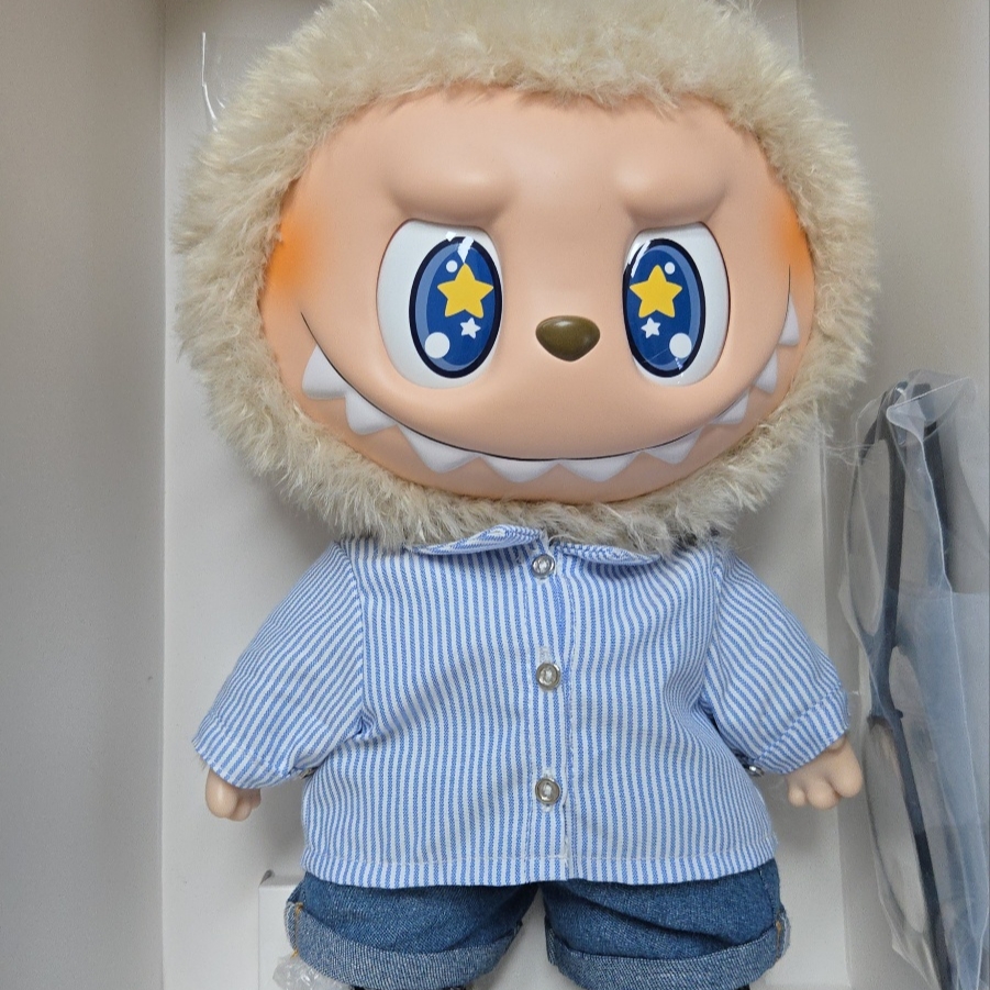 Pop Mart Labubu Flip with Me Doll 착용 스타일