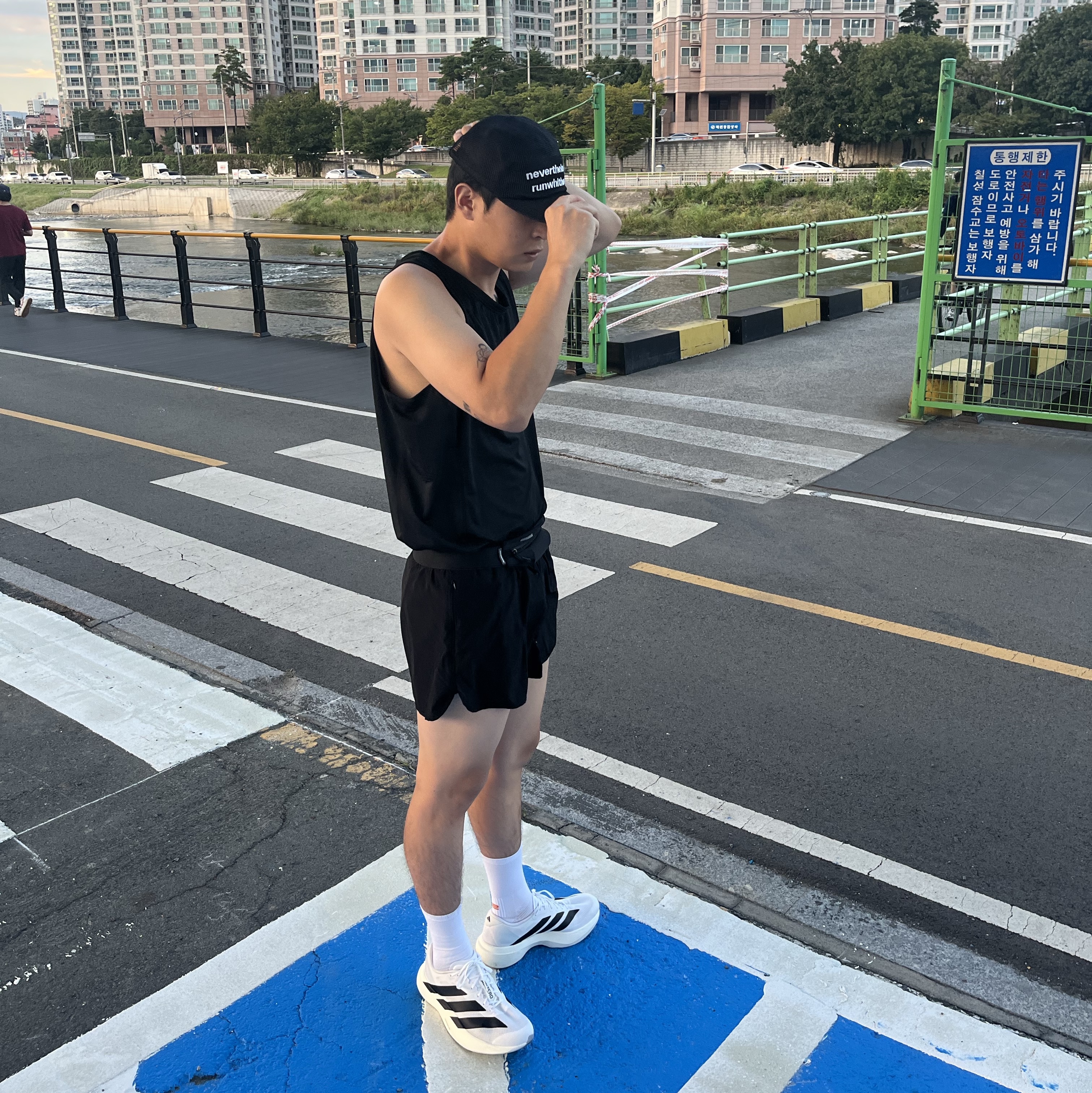 [KREAM 단독] runwhither Racing Singlet Black, [KREAM 단독] runwhither Mesh Cap Black 착용 스타일 - 2