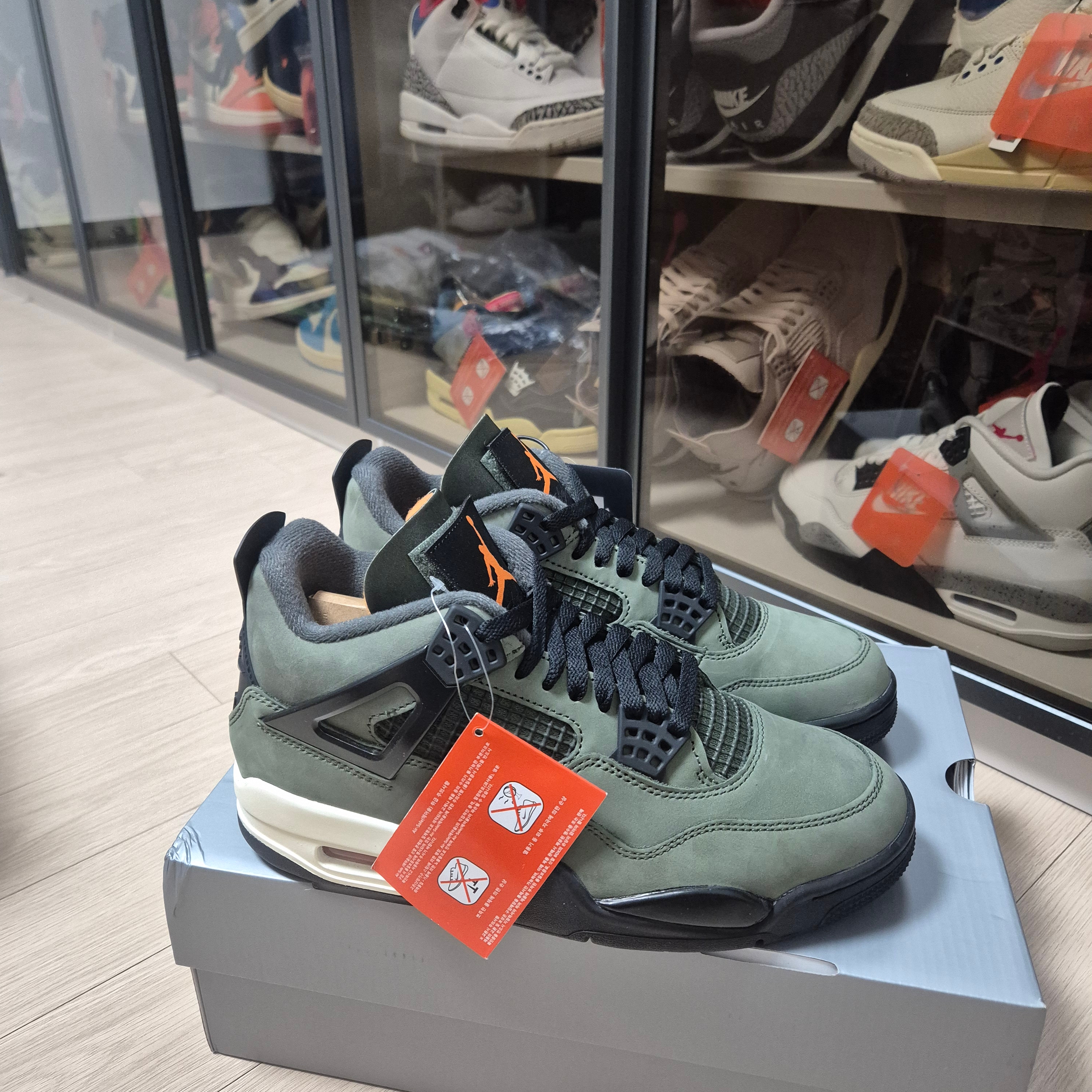 Jordan 4 x Undefeated Retro OG SP Deep Green and Clementine 착용 스타일 - 1