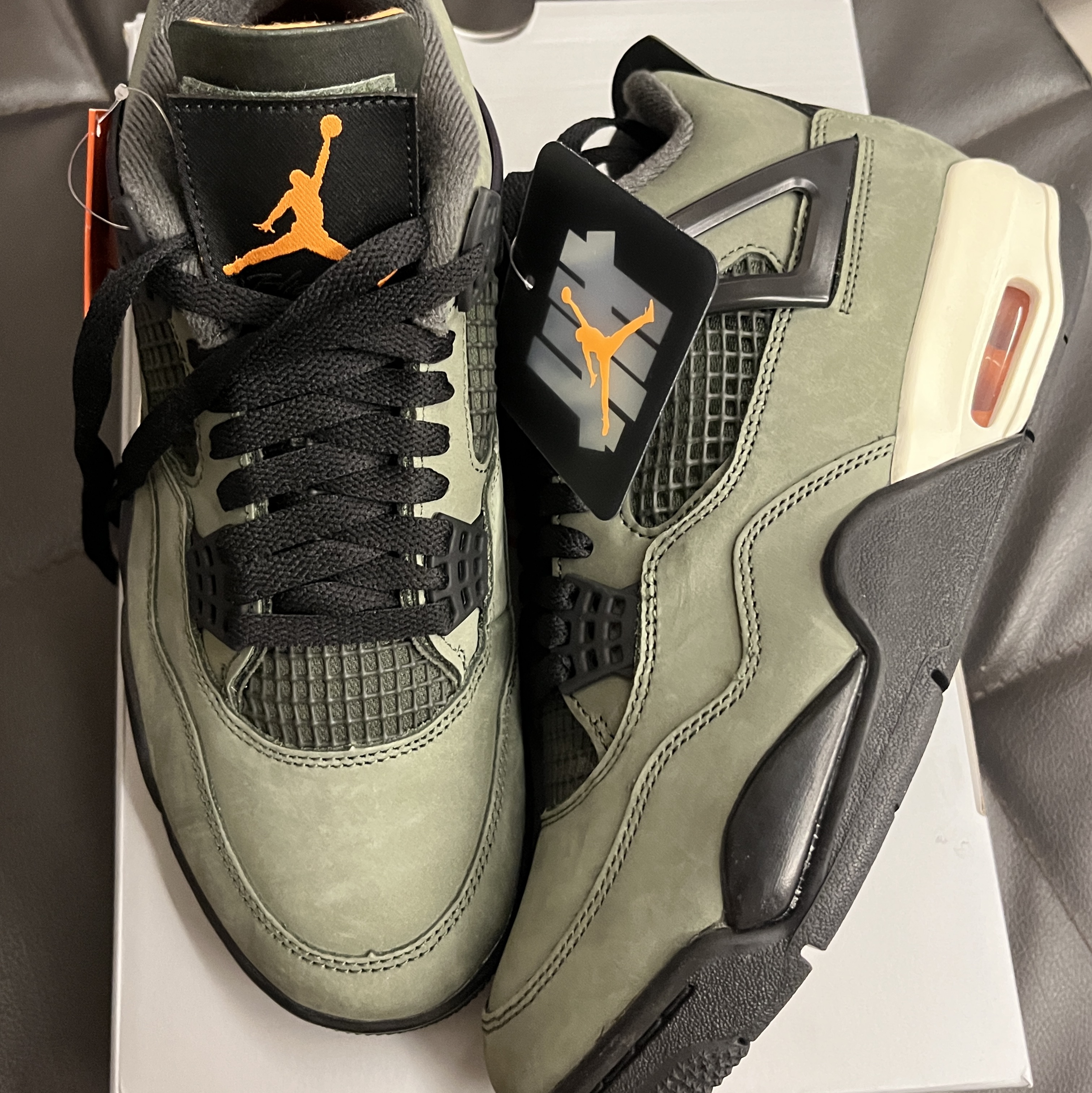 Jordan 4 x Undefeated Retro OG SP Deep Green and Clementine 착용 스타일 - 3
