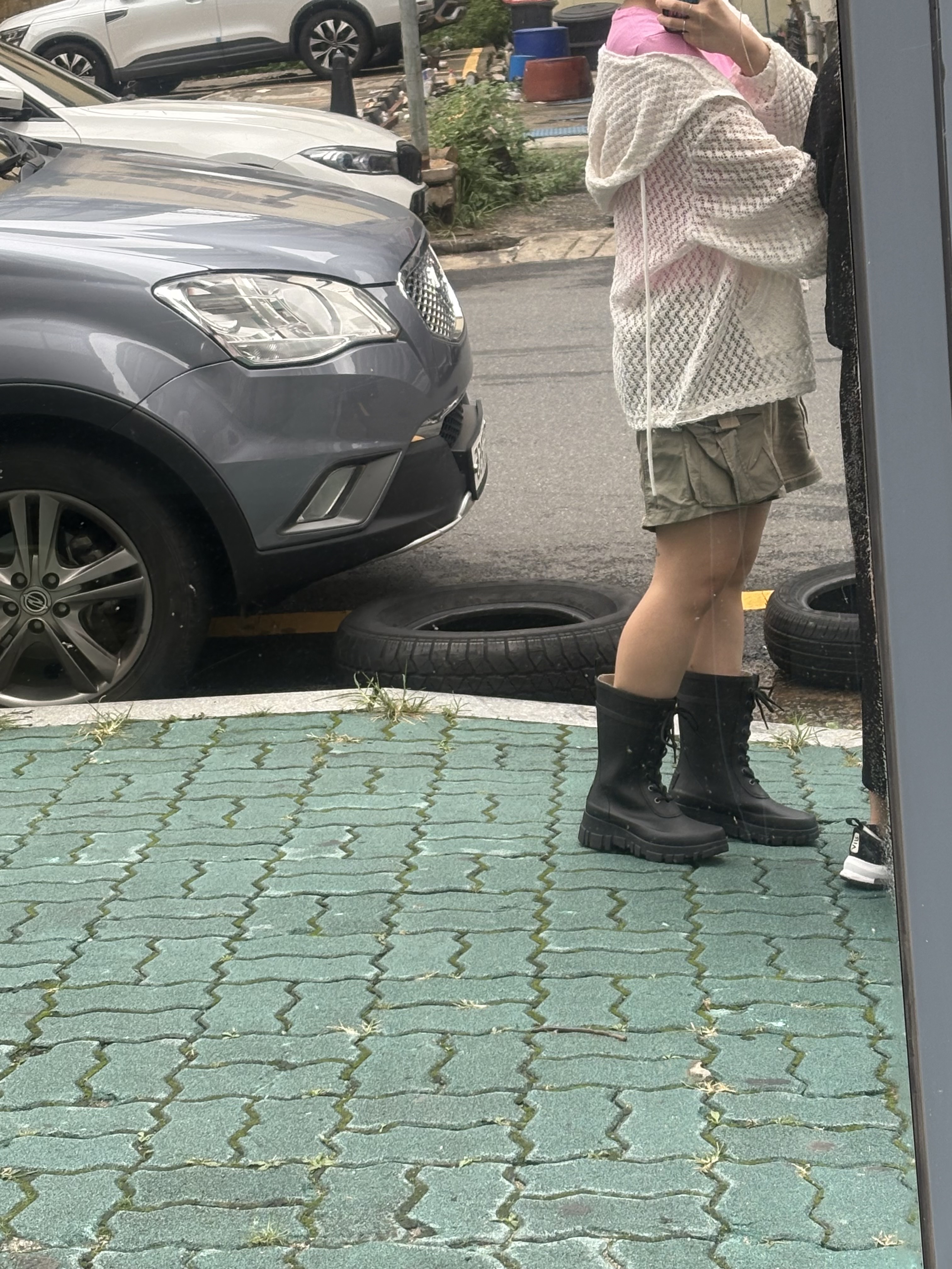 (W) Matin Kim Sweat Combi Cargo Shorts Khaki, (W) Matin Kim Matin Small Logo Crop Top Pink 착용 스타일