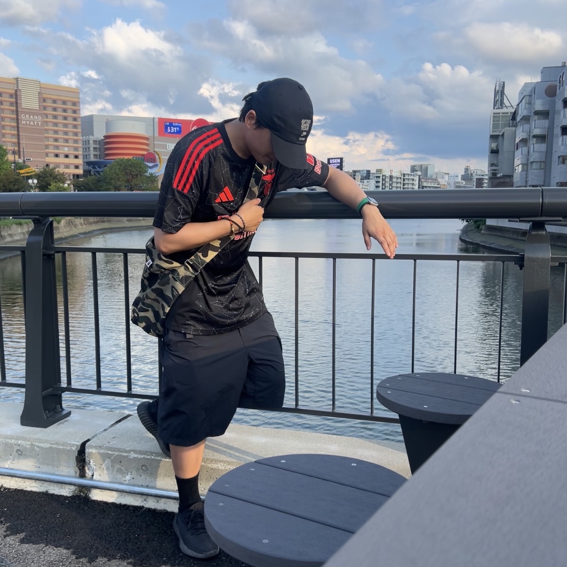 BAPE Mixed 1st Camo Shoulder Bag Bape Legacy Multi, Nike ACG Orb Weaver UV Repel Oversized Shorts Black Anthracite - Asia 착용 스타일 - 2