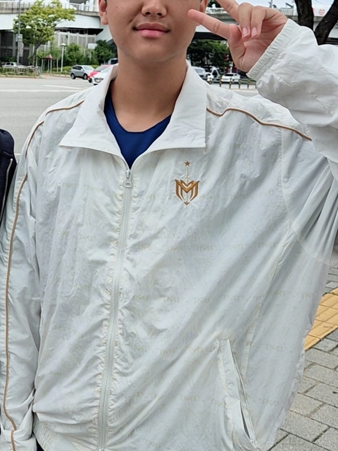 [PRE-ORDER] SHIELD UTD Wind Breaker White 착용 스타일
