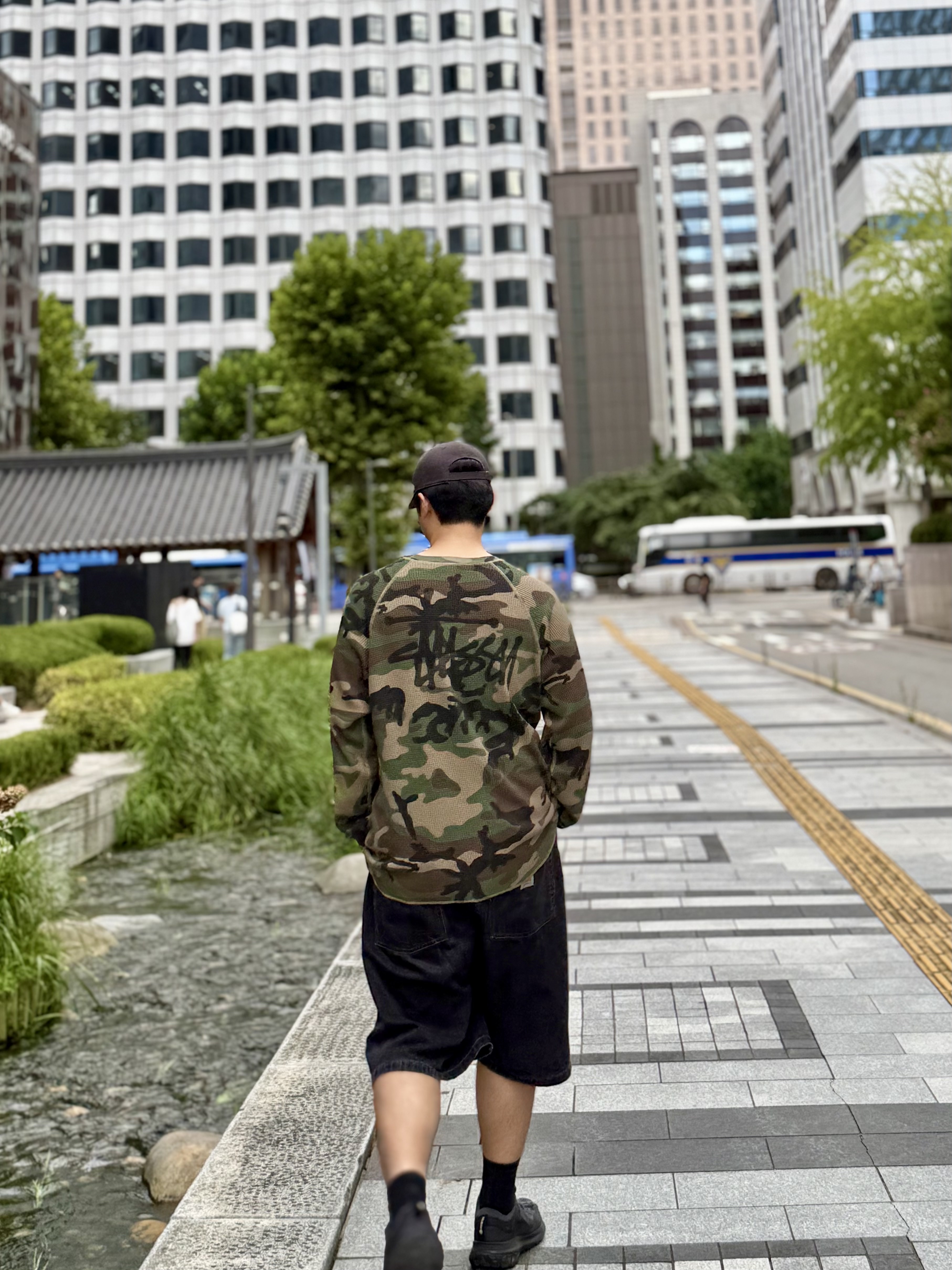 Stussy Basic Thermal Woodland Camo, Oakley Remix Dad Hat Blackout 착용 스타일 - 1