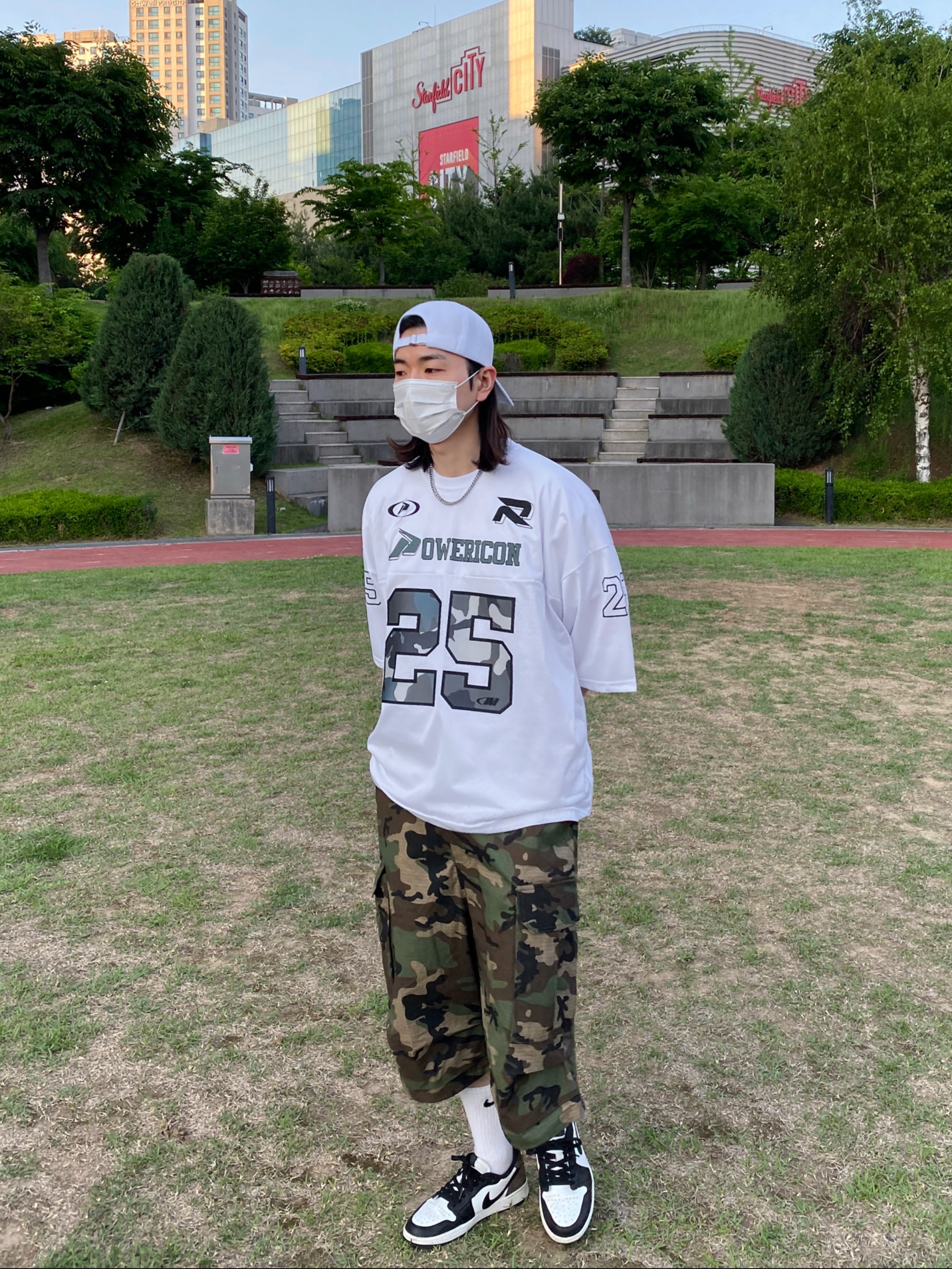 Jordan 1 Retro Low OG Mocha 착용 스타일 - 4