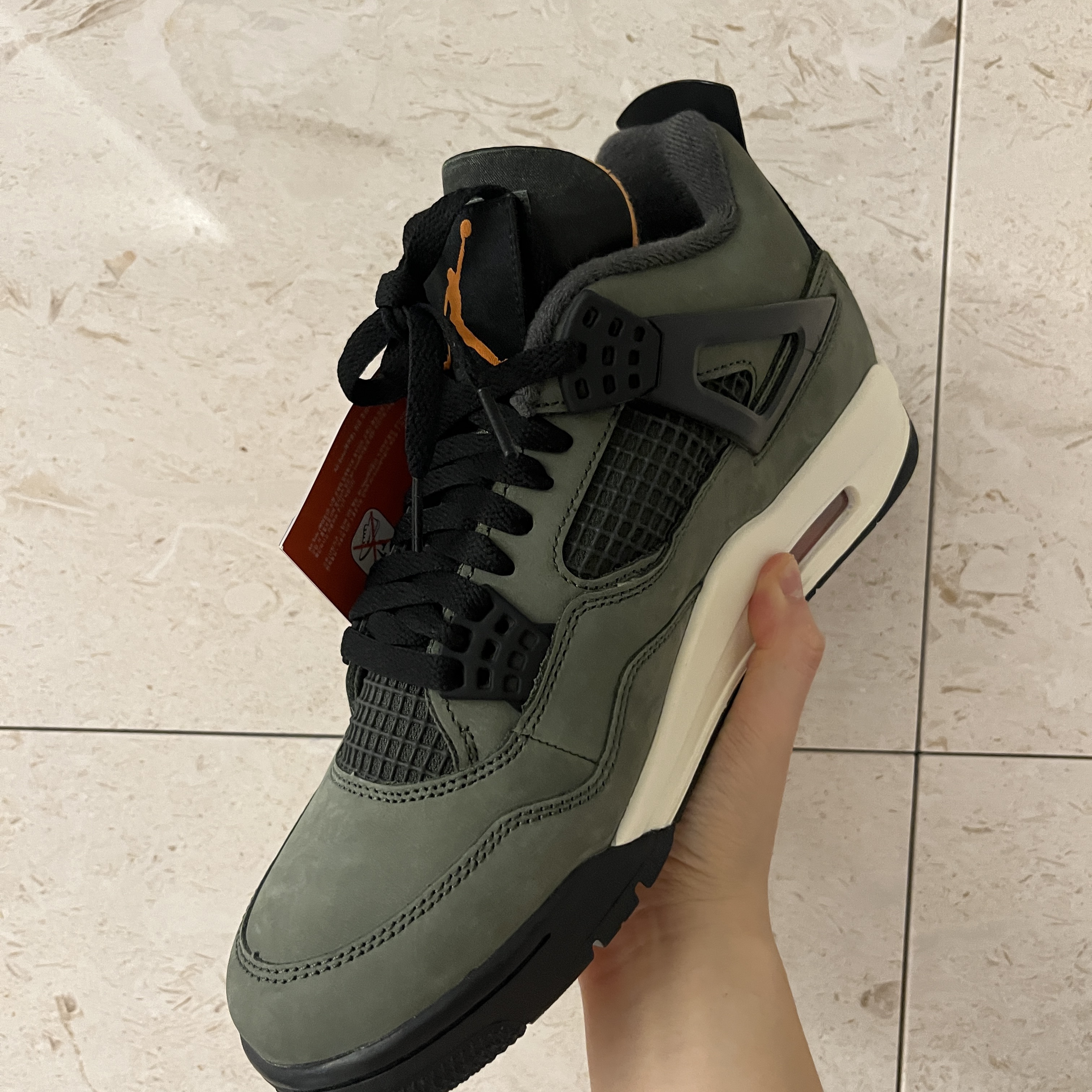 Jordan 4 x Undefeated Retro OG SP Deep Green and Clementine 착용 스타일 - 4