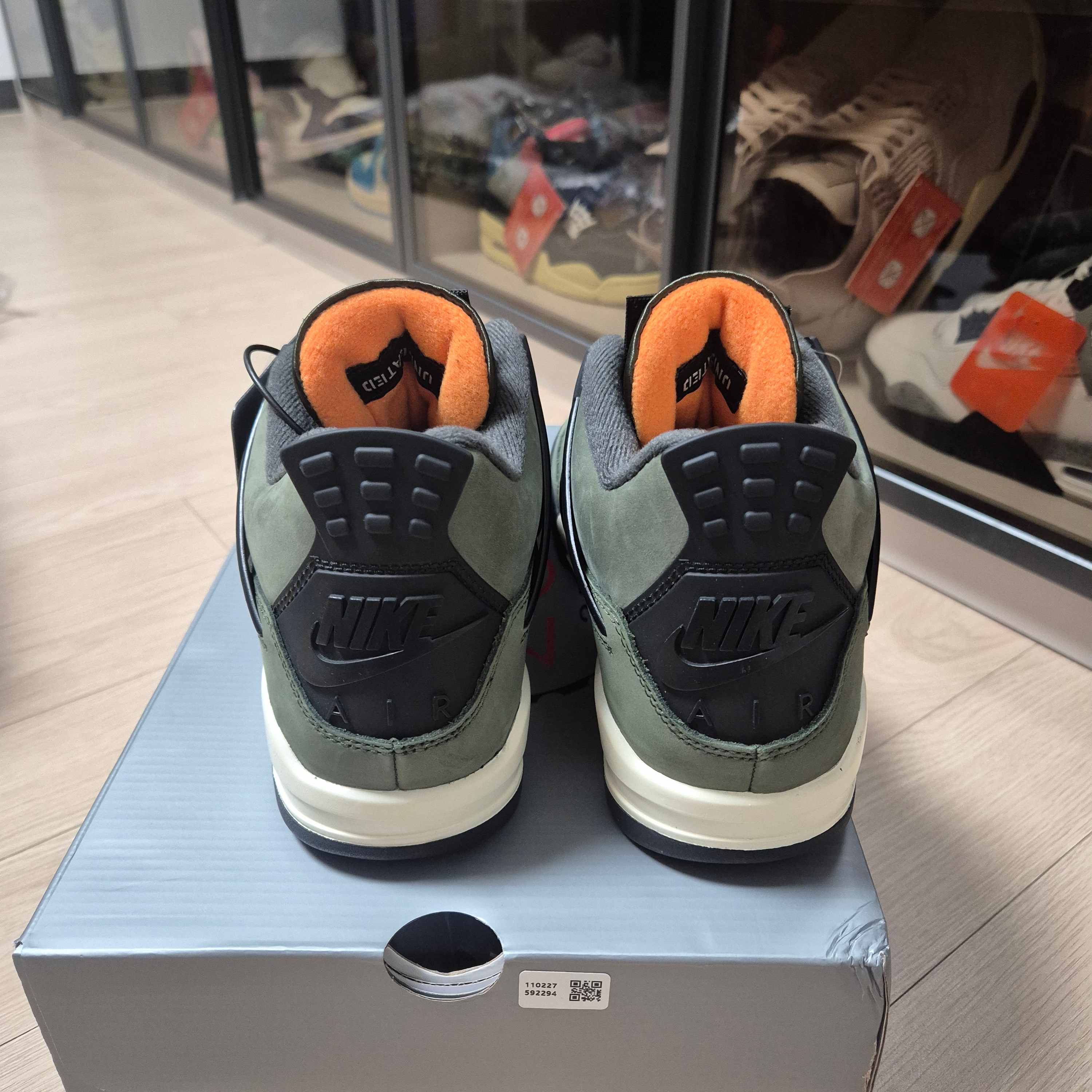 Jordan 4 x Undefeated Retro OG SP Deep Green and Clementine 착용 스타일 - 4