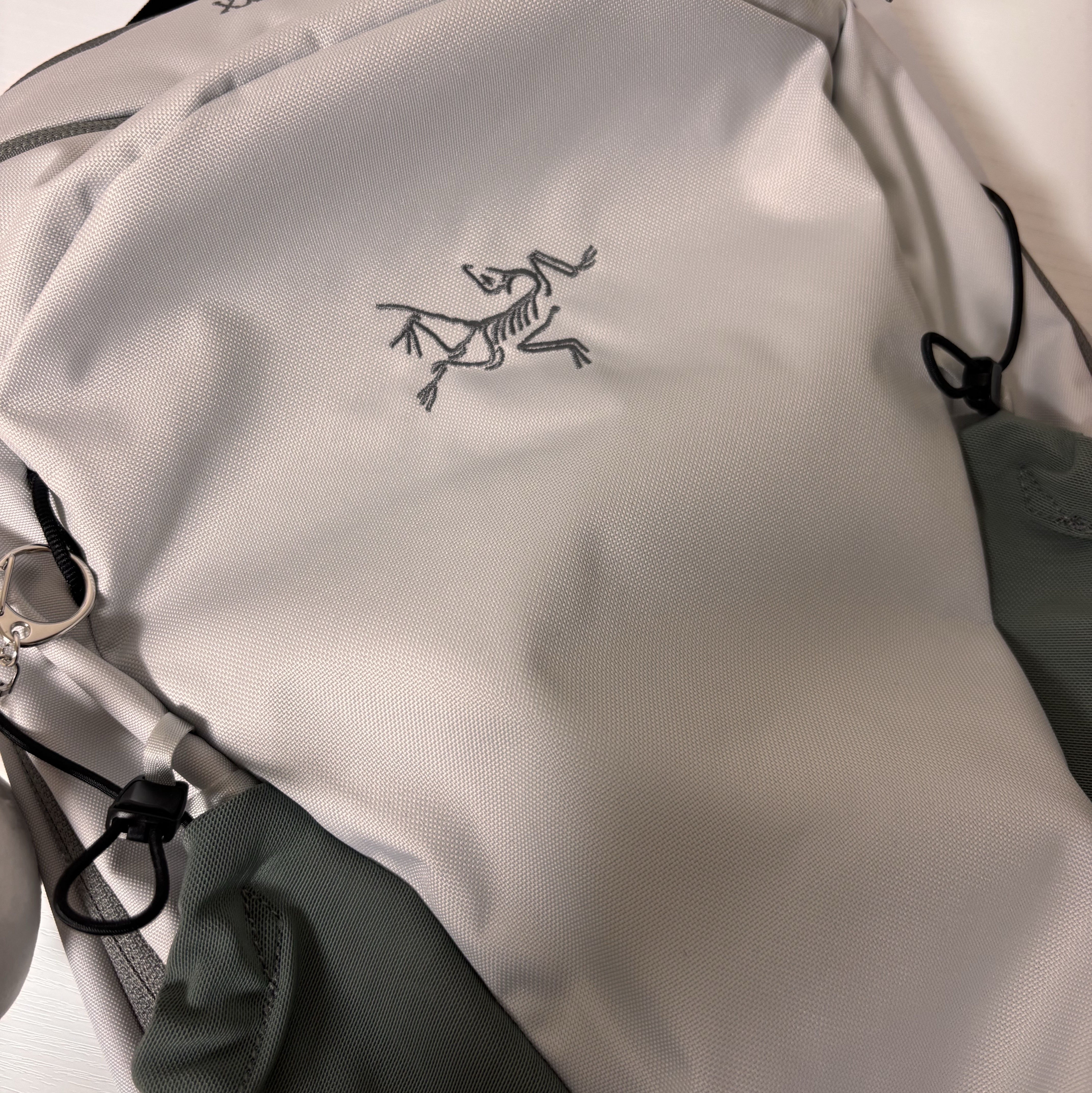 Arc'teryx Mantis 16 Backpack Solitude Void 착용 스타일