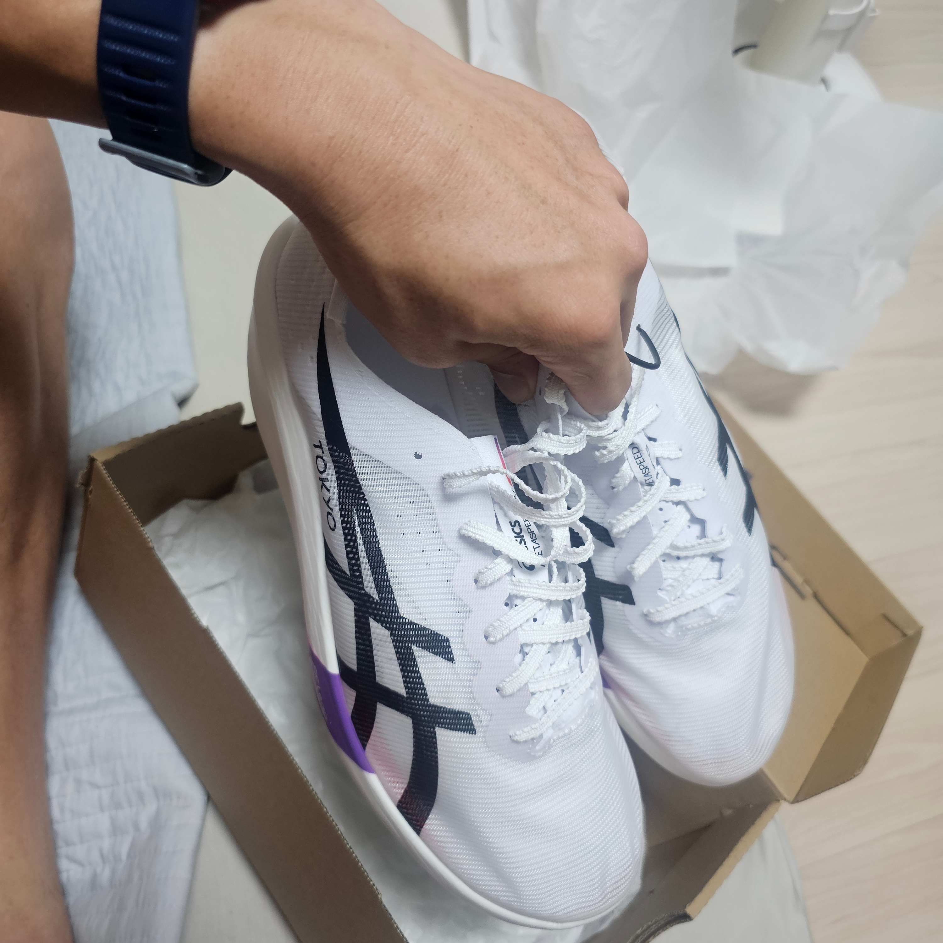 Asics Metaspeed Ray Tokyo White Flash Red 착용 스타일 - 2