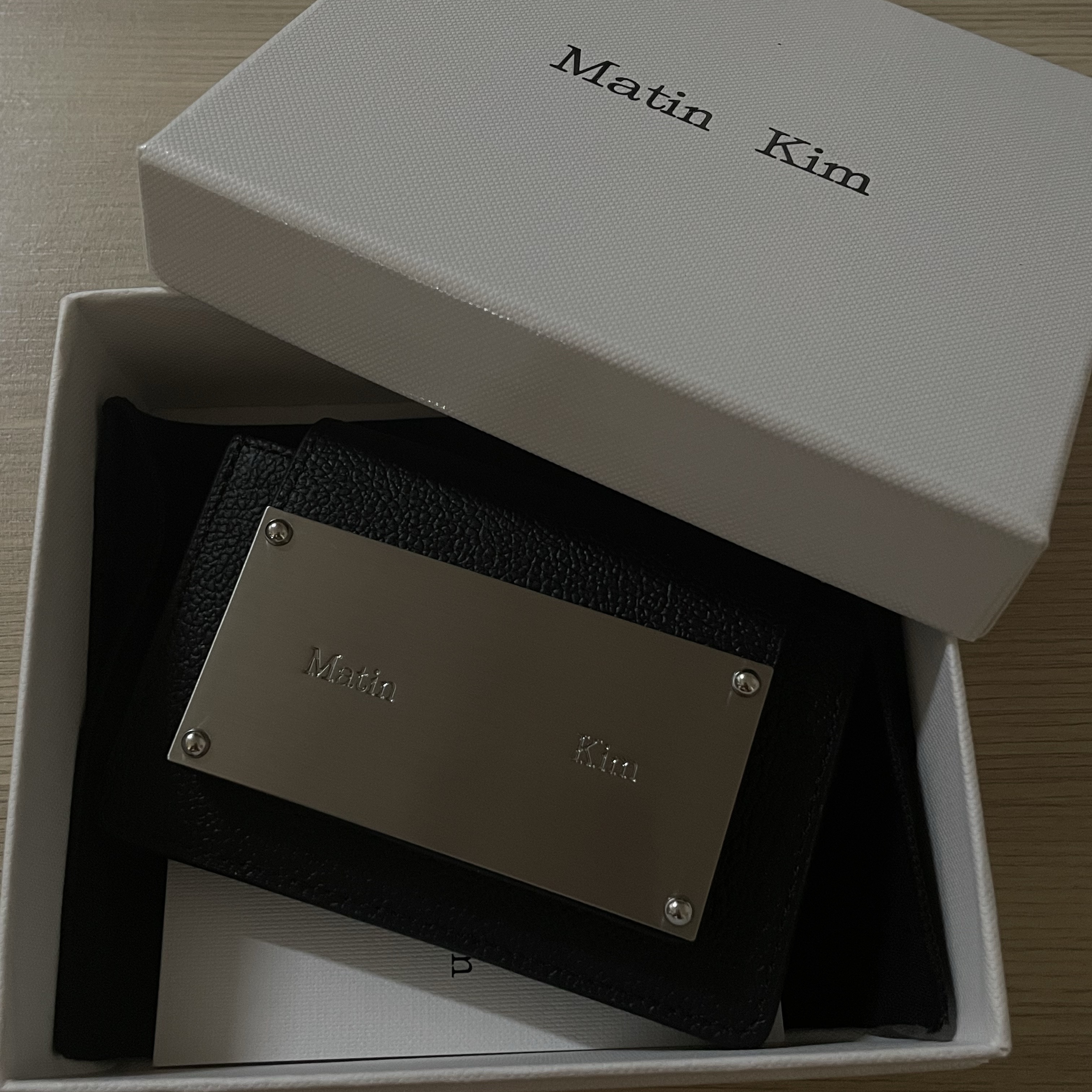 Matin Kim Accordion Wallet Black 착용 스타일