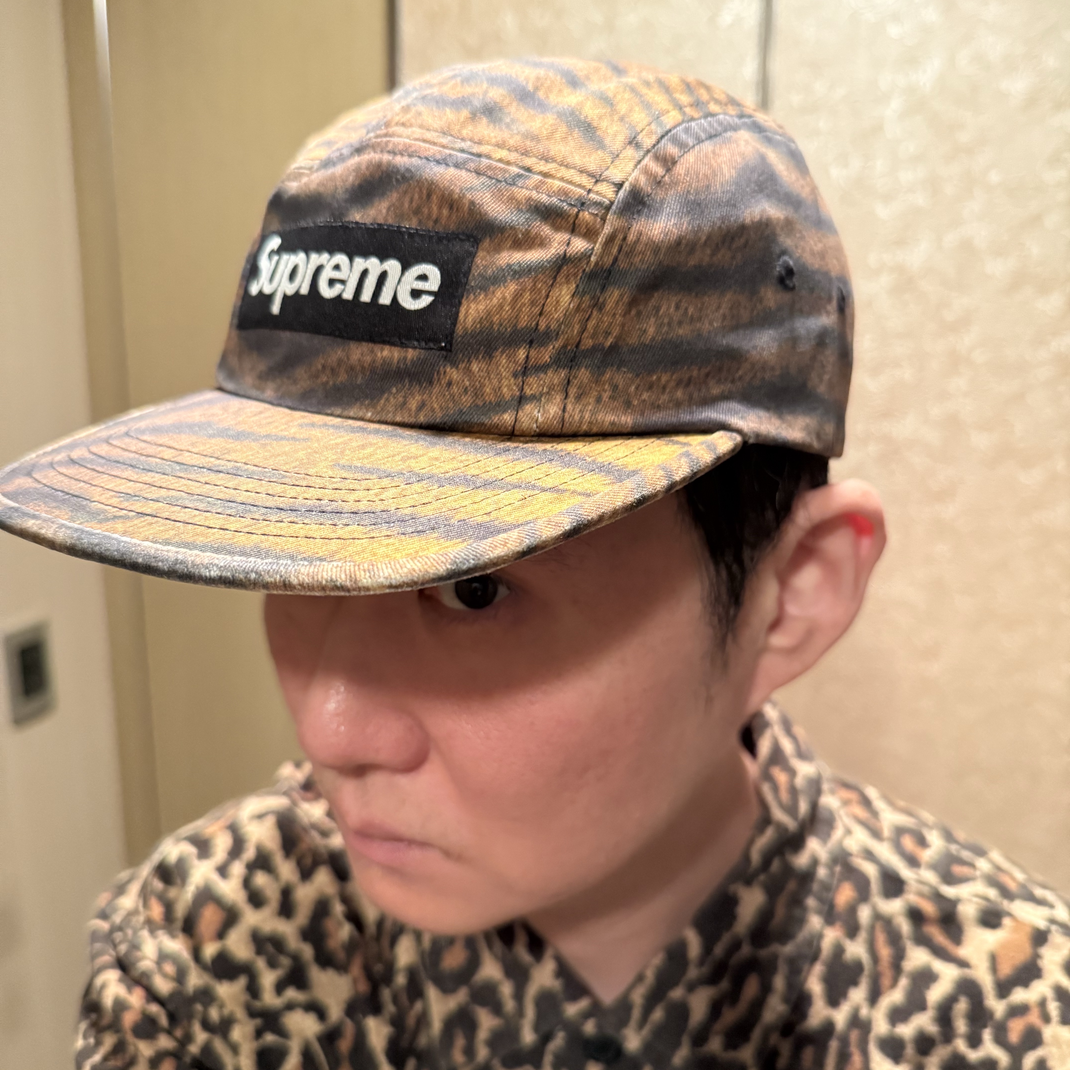 Supreme Washed Chino Twill Camp Cap Tiger - 25FW, Supreme Flannel Pajama Shirt Leopard - 25FW 착용 스타일 - 4