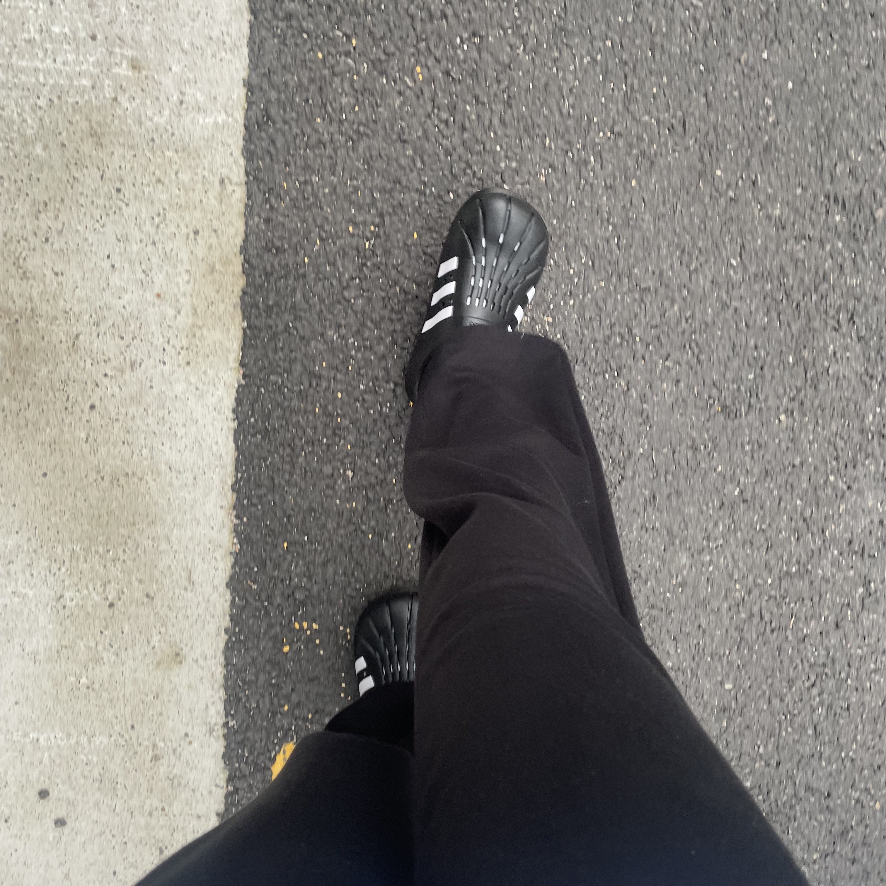 Adidas Adilette Clog Black White 착용 스타일