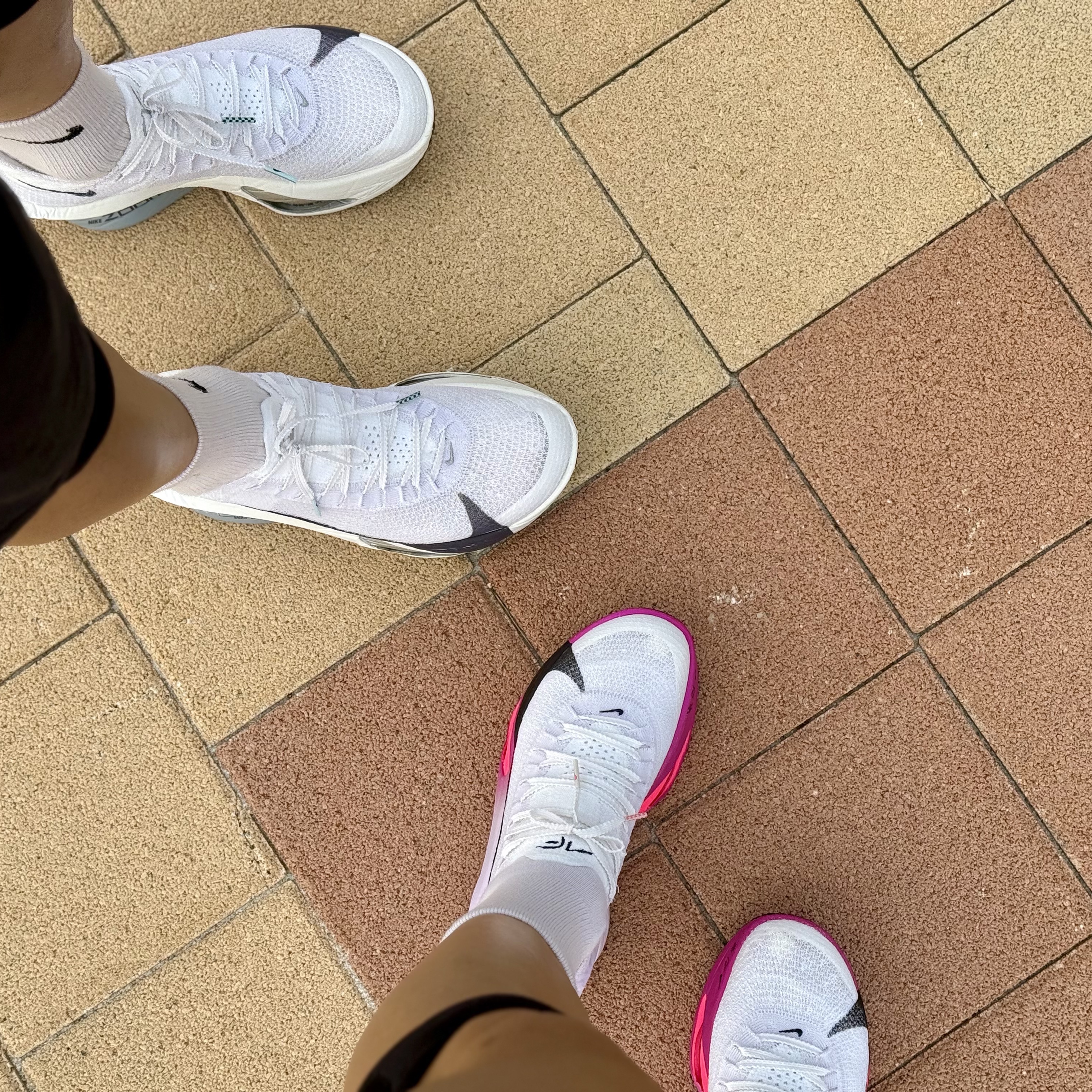 (W) Nike Air Zoom Alphafly Next% 3 Hyper Pink, Nike Air Zoom Alphafly Next% 3 White Pure Platinum 착용 스타일 - 1