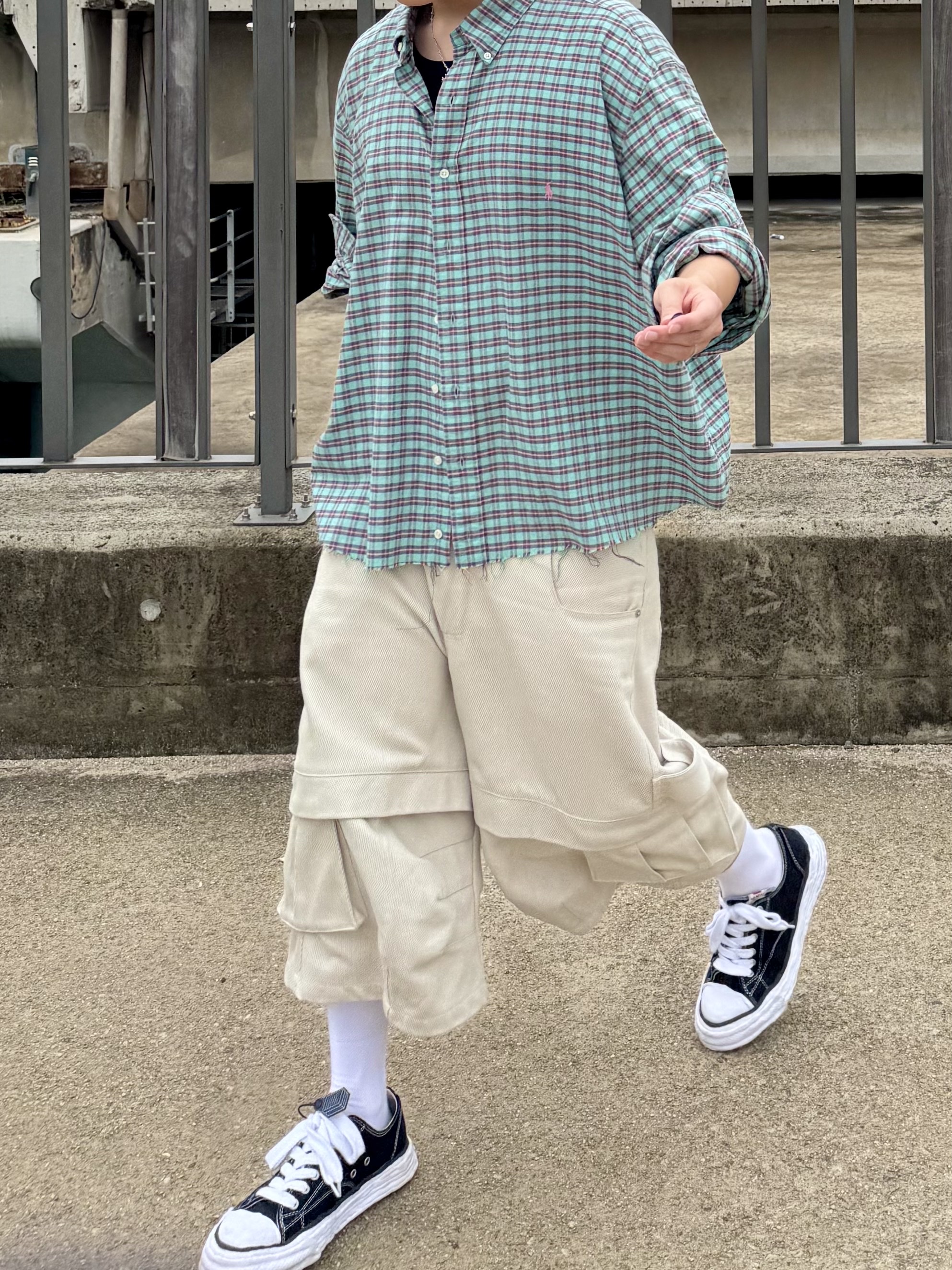 Maison Mihara Yasuhiro Peterson23 OG Sole Canvas Low-top Sneakers Black, Kamien Titan Bermuda Pants Beige 착용 스타일 - 5