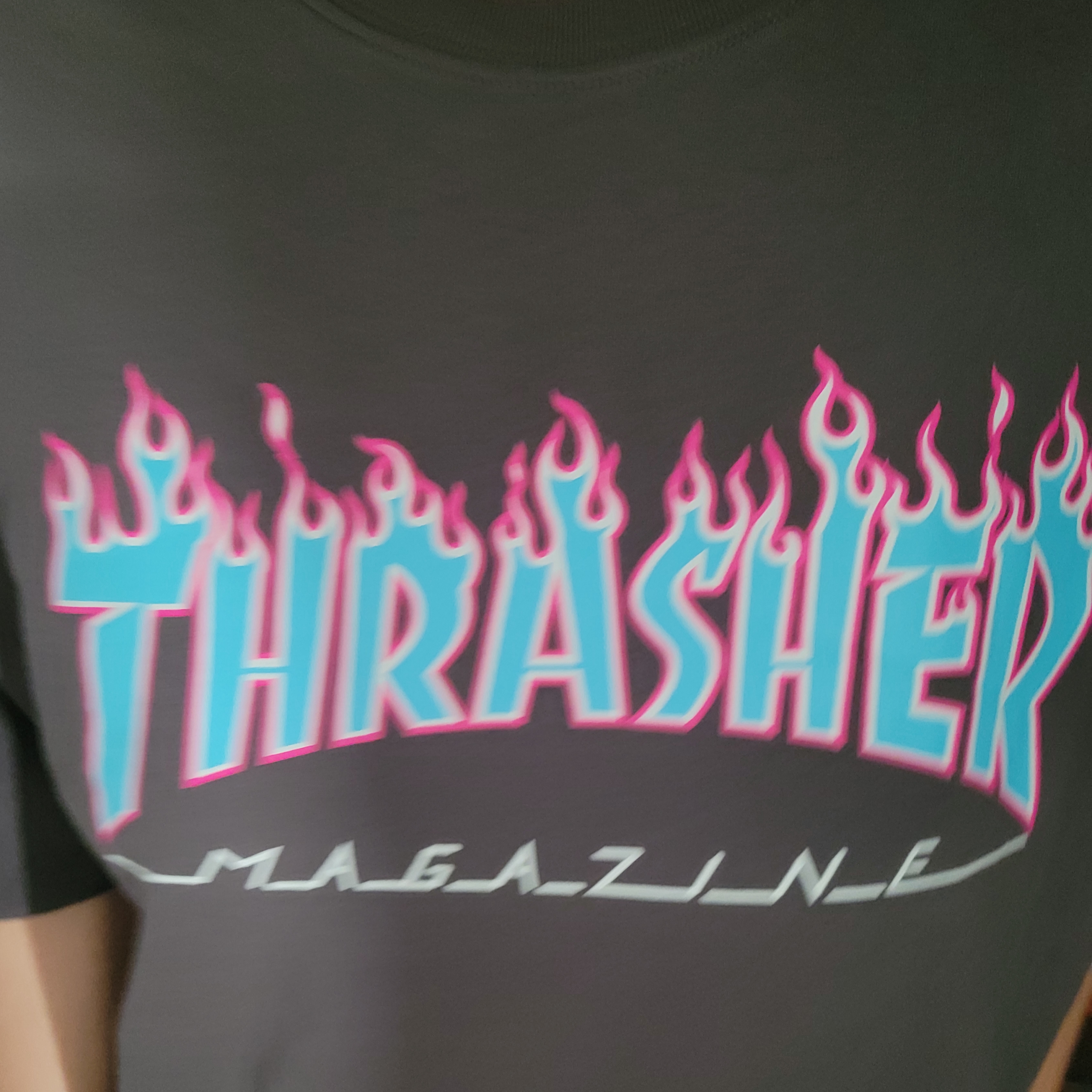 THRASHER Flame Short Sleeve T-Shirt Charcoal 착용 스타일
