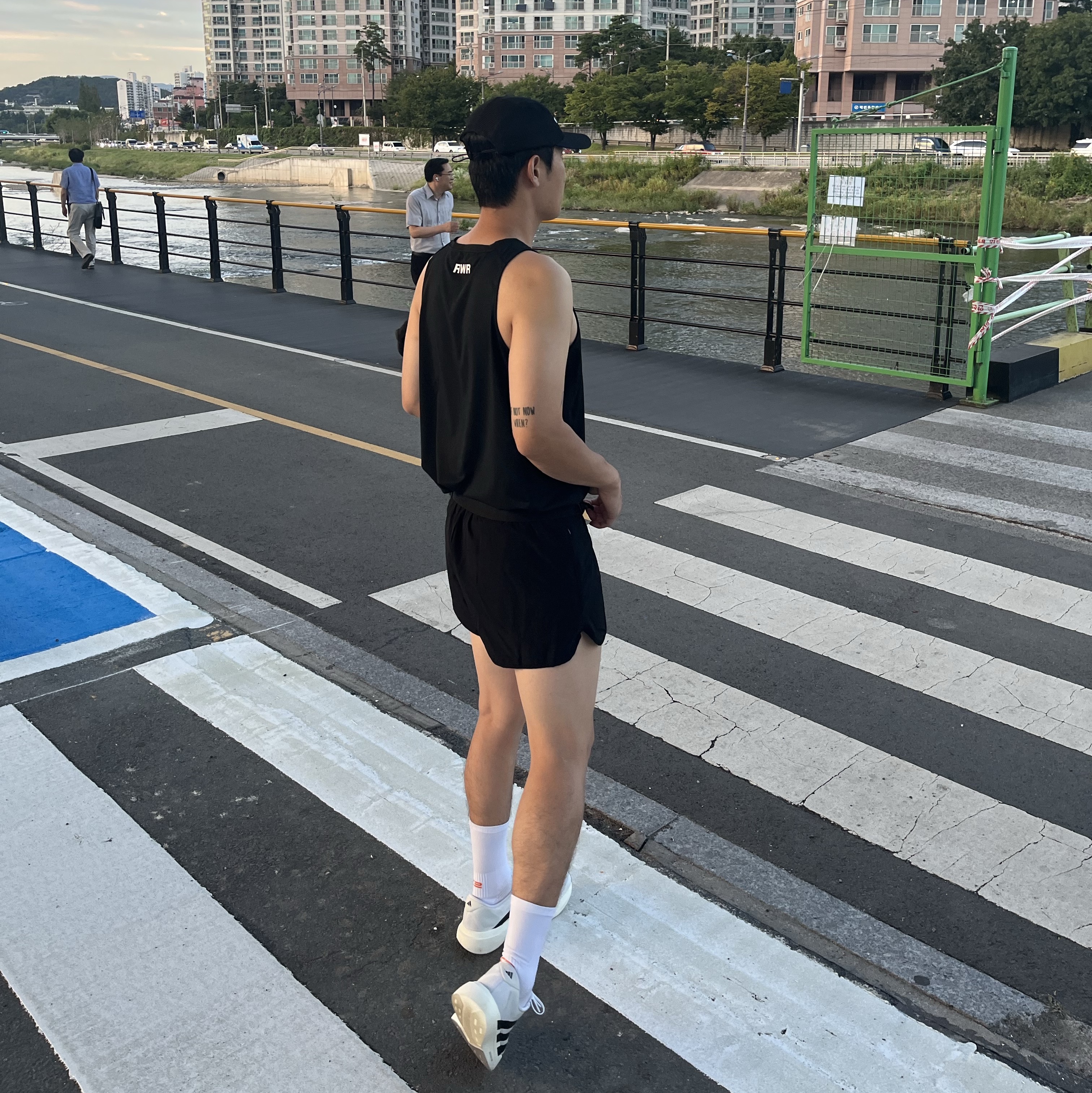 [KREAM 단독] runwhither Racing Singlet Black, [KREAM 단독] runwhither Mesh Cap Black 착용 스타일 - 1