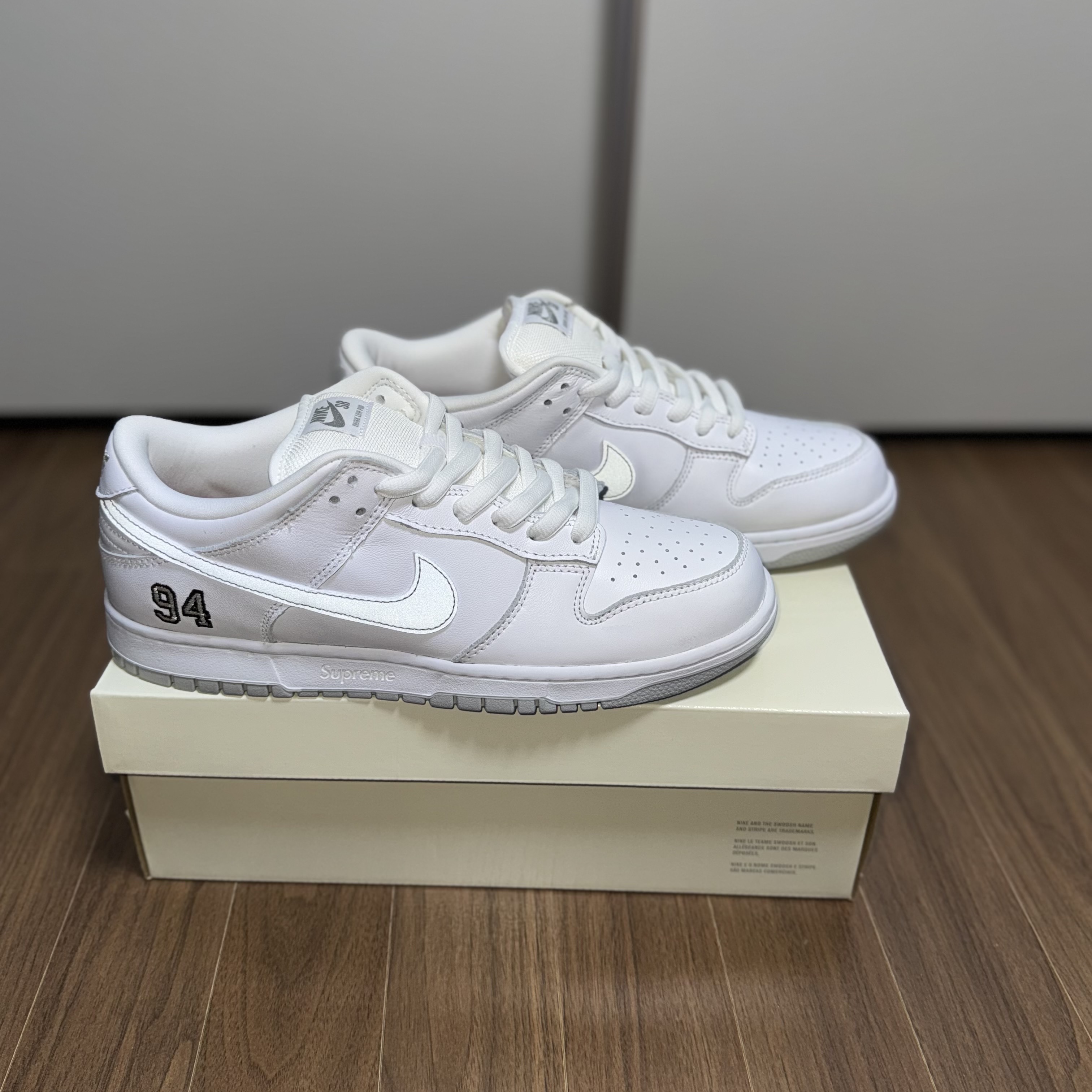 Nike x Supreme SB Dunk Low White 착용 스타일